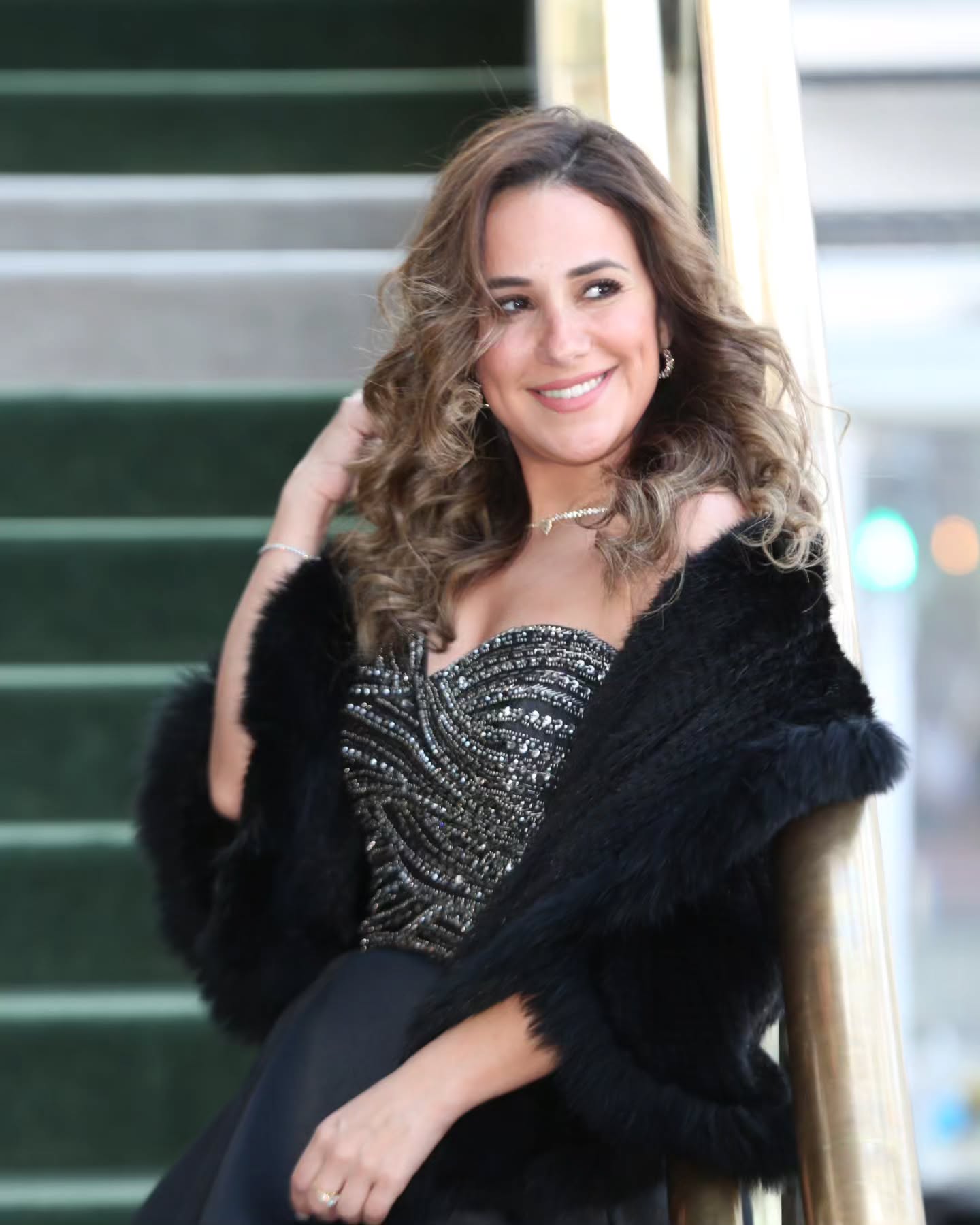 شيري عادل تتصدر الترند بسبب فستانها الأنثوي الجريء