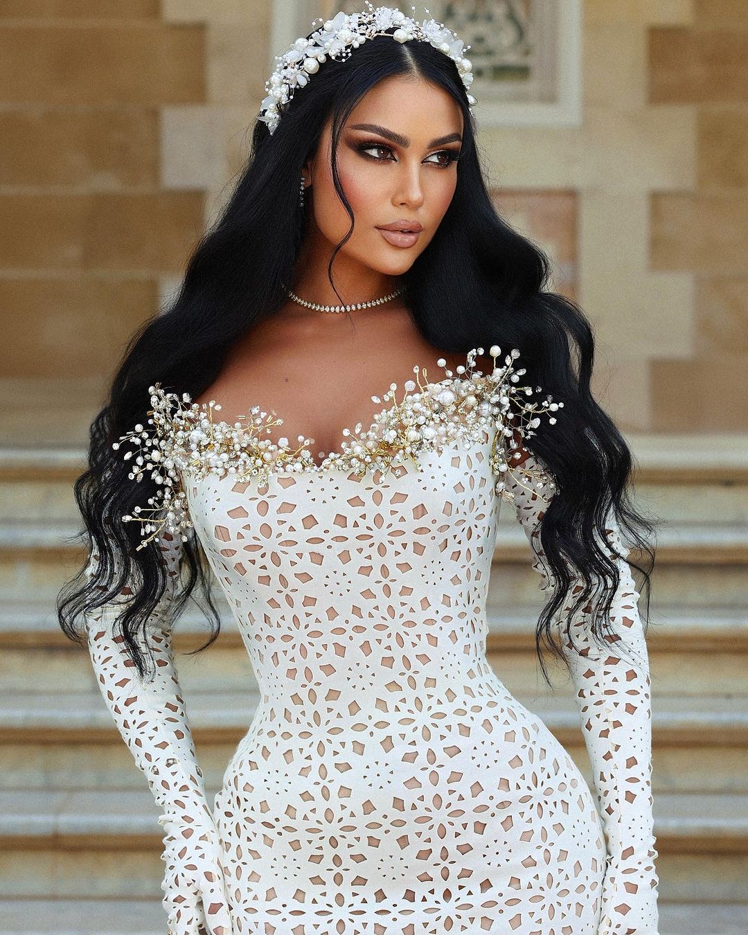 شيرين ابو العز بالشعر المفرود في الزفاف