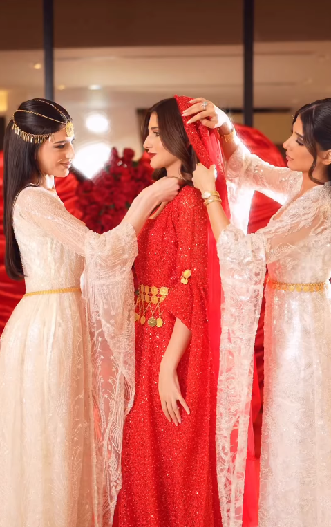 شيرين بيوتي مع شقيقتيها نارين وسيدرا