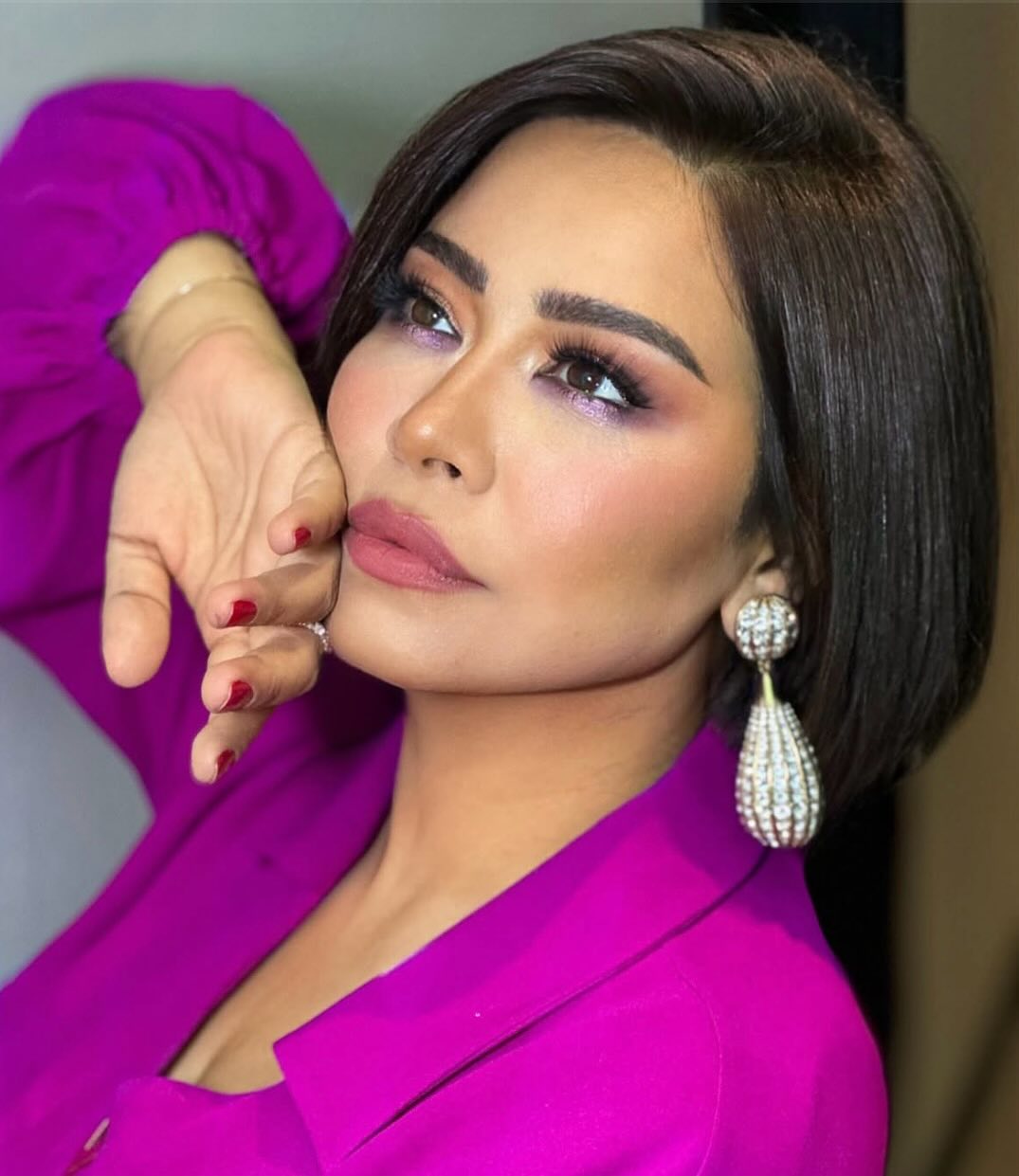 شيرين عبد الوهاب بأقراط كبيرة الحجم مرصّعة بالألماس البرّاق