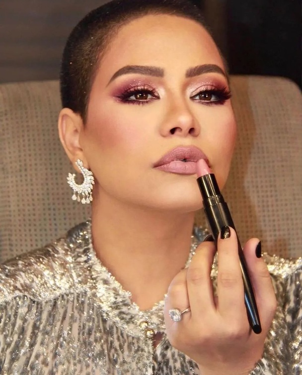 شيرين عبد الوهاب بالمكياج الوردي