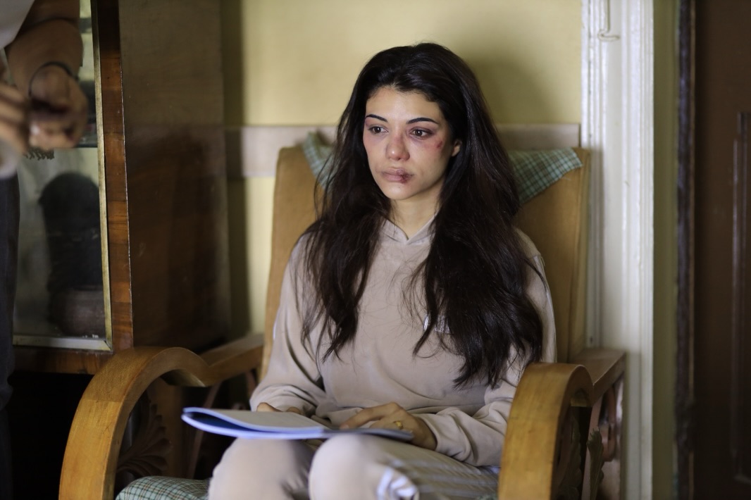 صابرين النجيلي تغني (أنت مين) باليونانية