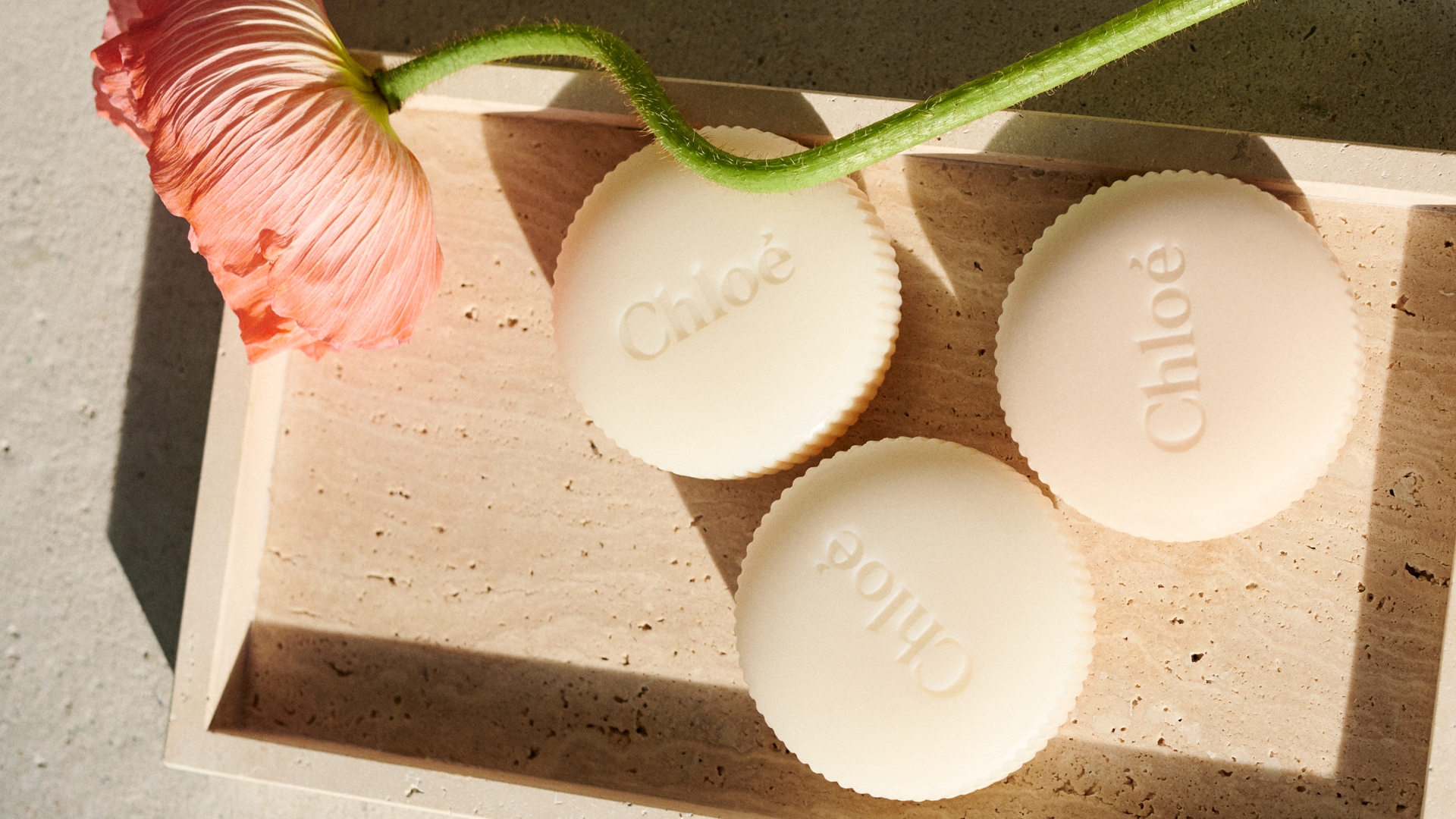 صابون معطر رغوة غنية بالزهور من مجموعة العناية بالبشرة Atelier des Fleurs لدار Chlo