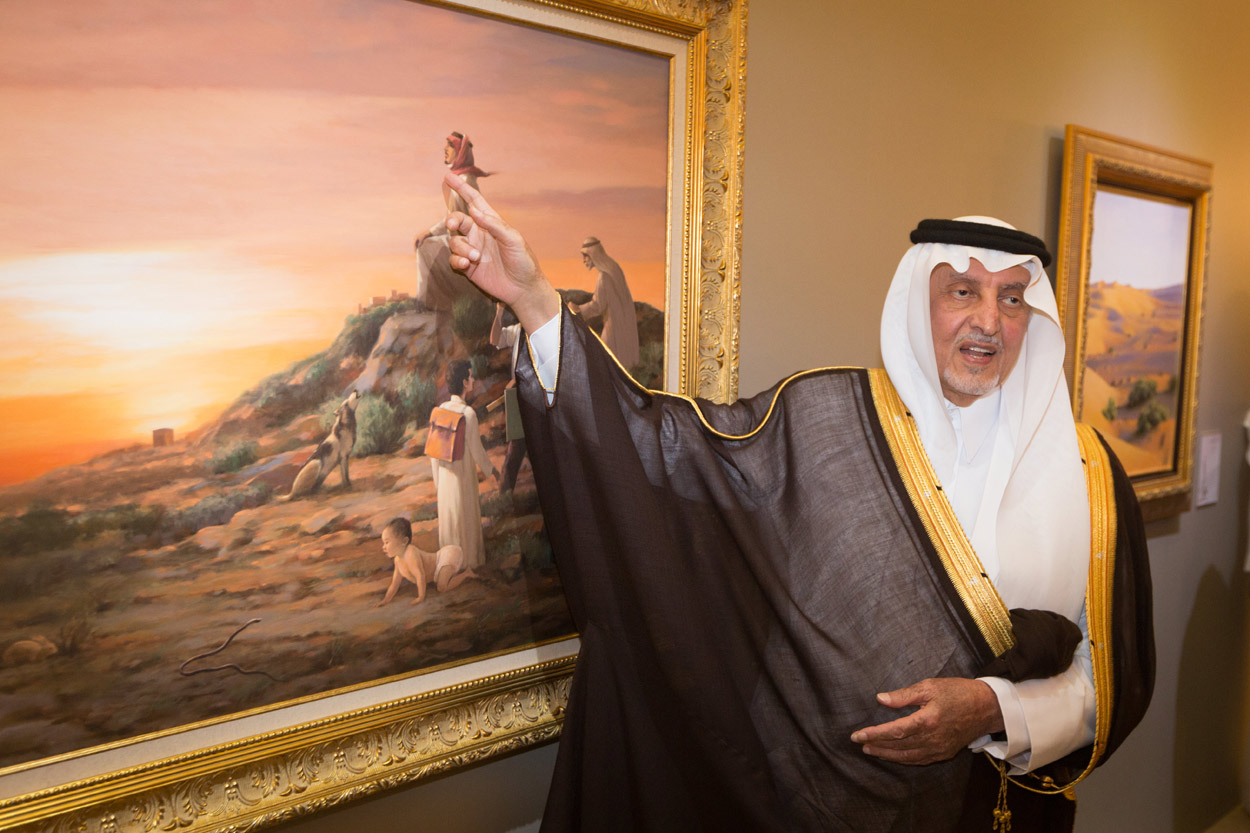 صاحب السمو الملكي الأمير خالد الفيصل بن عبدالعزيز آل سعود بجوار إحدى لوحاته التشكيلية المميزة