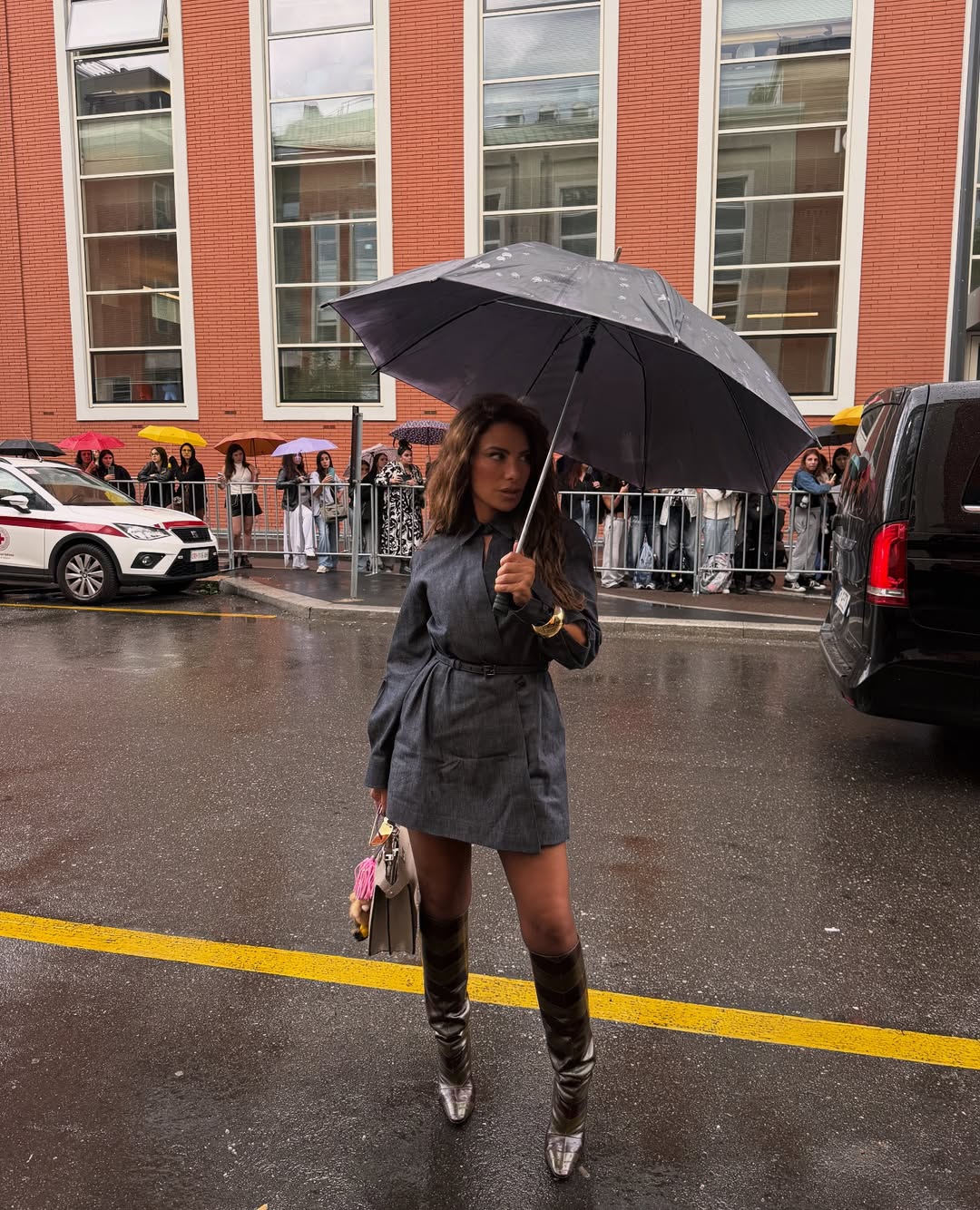 صبا مبارك بالفستان البليزر باللون الرمادي من ماركة Fendi