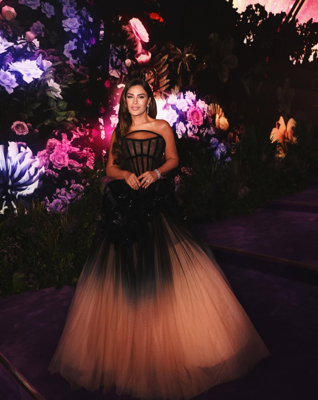 صبا مبارك بفستان سهرة باللون الاسود بستايل الأميرات المنتفخ