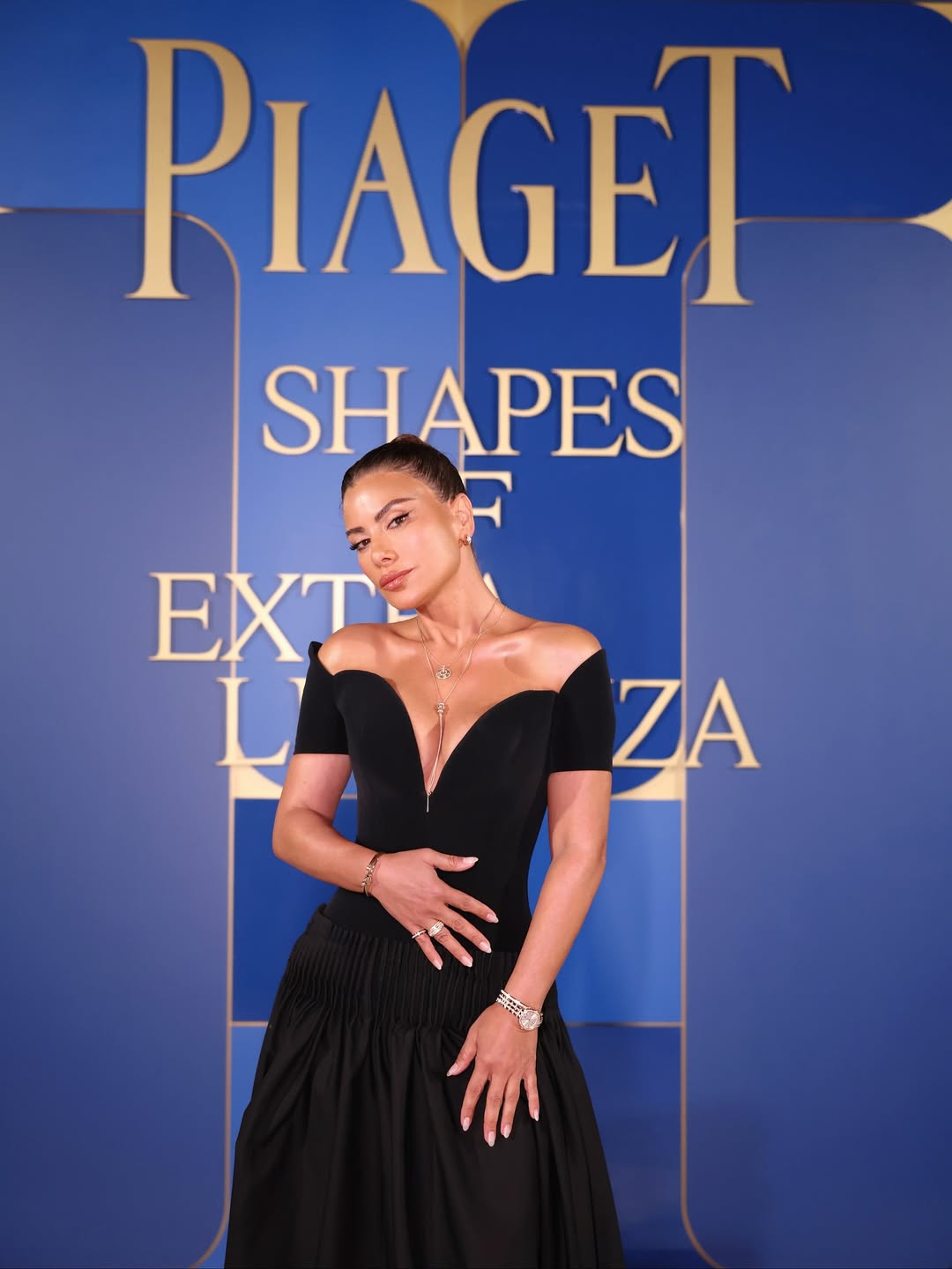 صبا مبارك بفستان على شكل تنورة فضفاضة