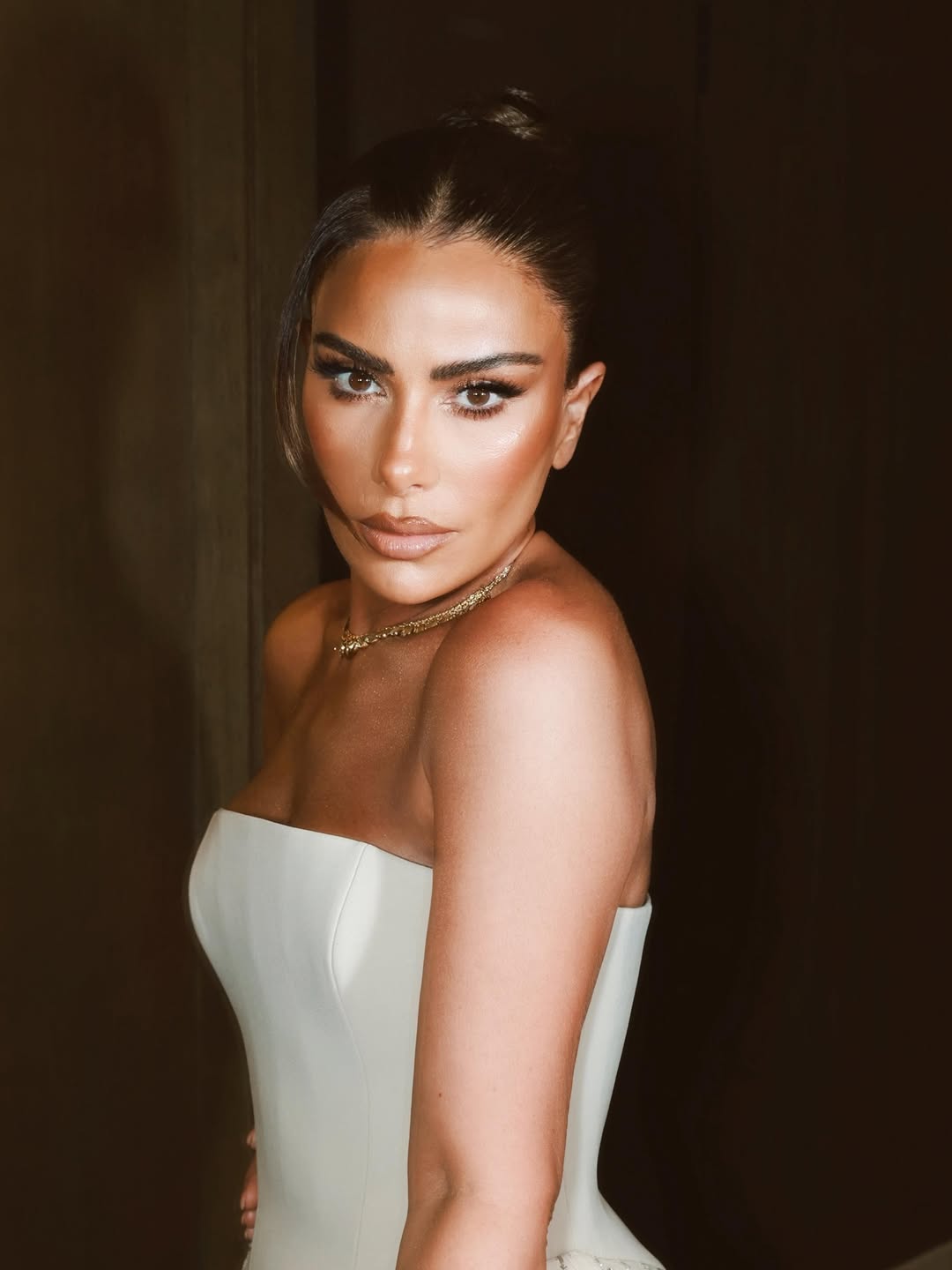 صبا مبارك بتسريحة الشعر المرفوع