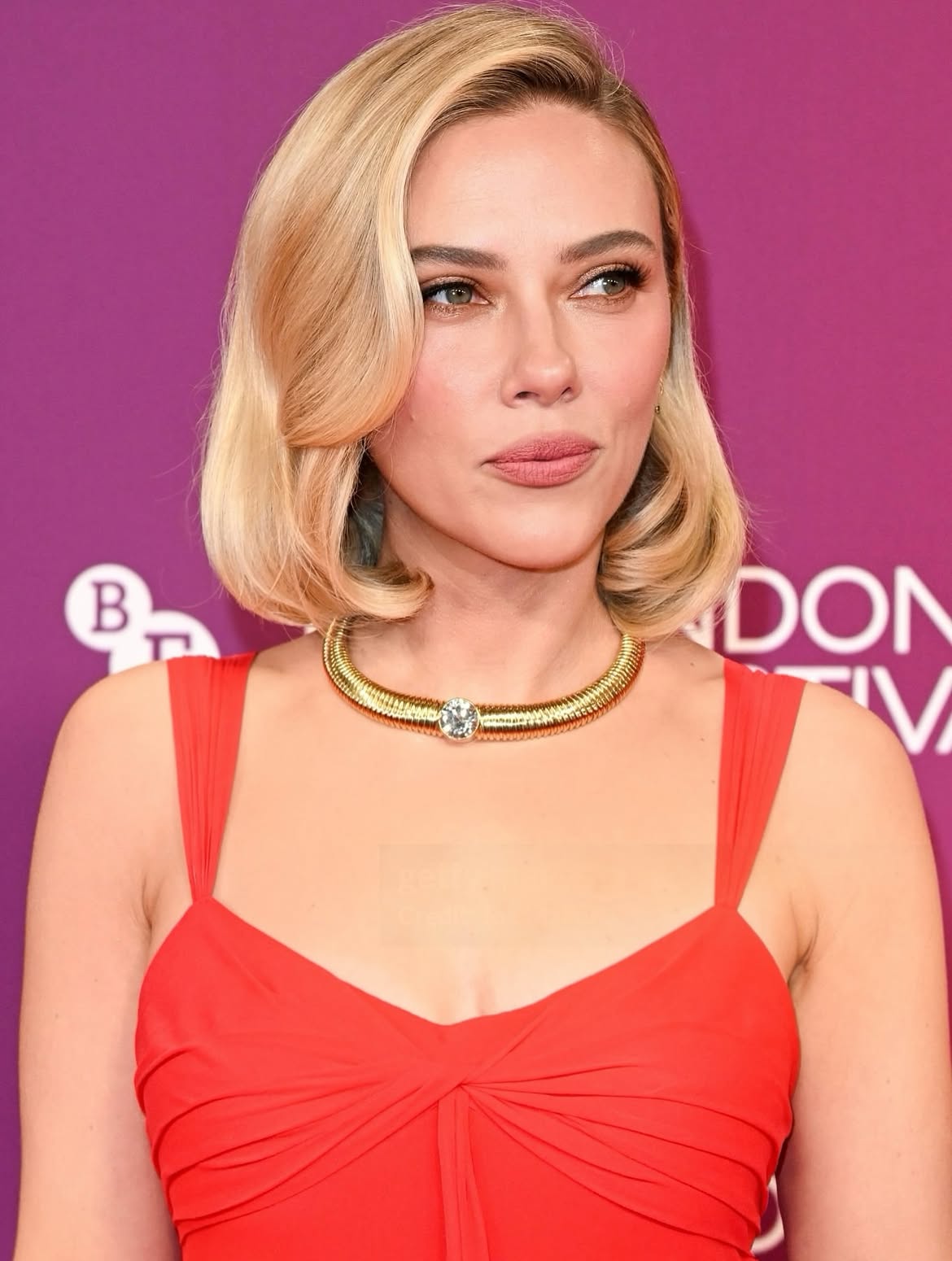 صبغات الشعر الأشقر الذهبي بأسلوب Scarlett Johansson