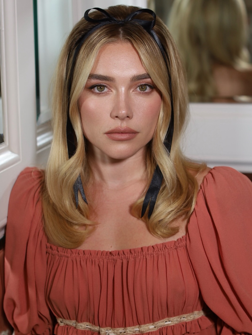 صبغات الشعر الأشقر مع الخصل الويفي بأسلوب Florence Pugh- الصورة من حساب خبير المكياج Alex Babsky على انستغرام