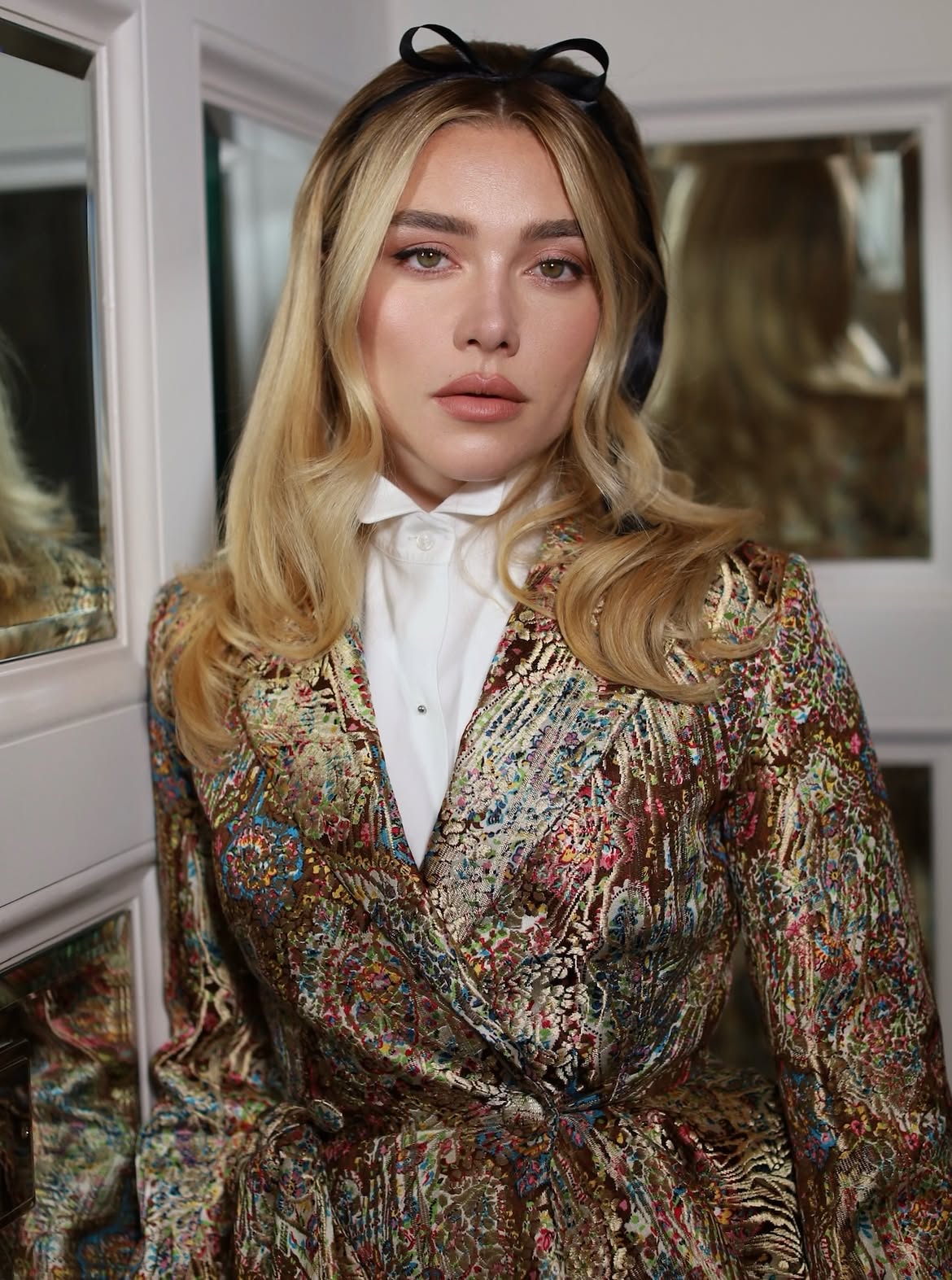 صبغات الشعر الأشقر مع فروة الرأس الداكنة بأسلوب Florence Pugh- الصورة من حساب خبير المكياج Alex Babsky على انستغرام