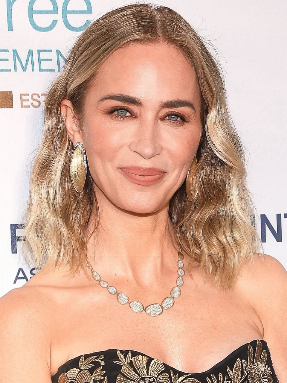 صبغات الشعر الاشقر الفاتح مع الخصل الكيرلي من وحي اطلالة Emily Blunt