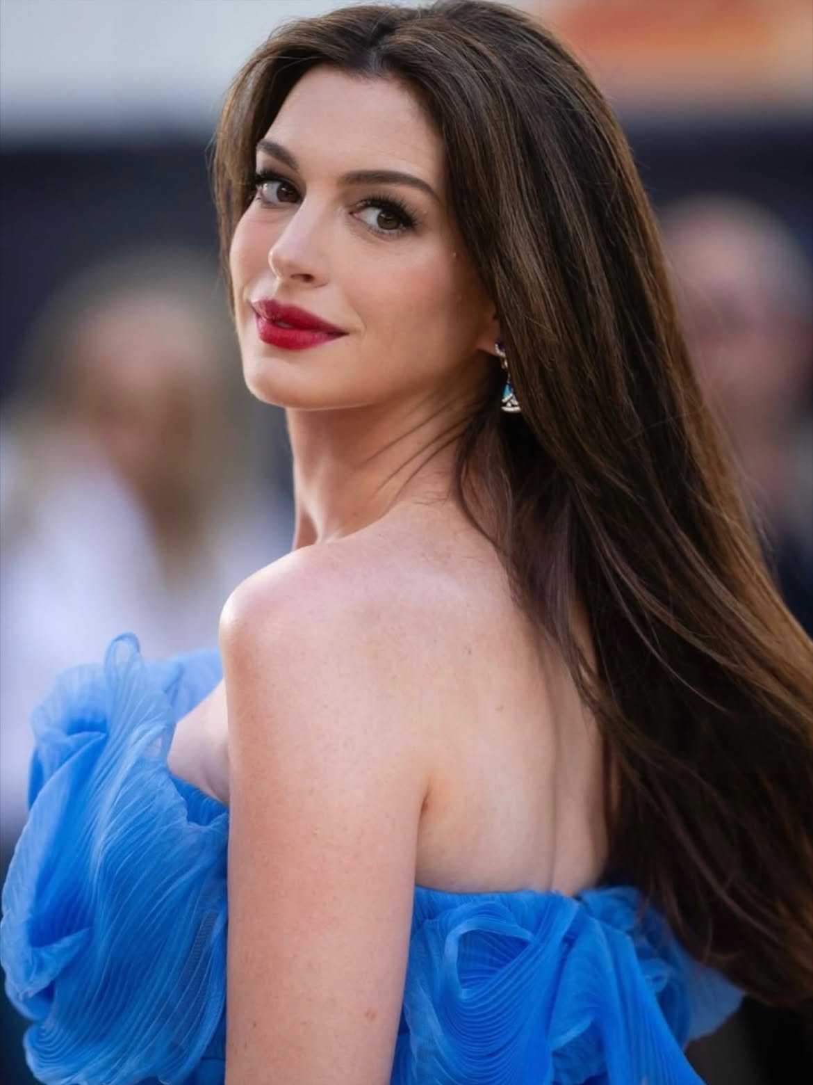 صبغات الشعر البني المتموج مع العسلي بأسلوب Anne Hathaway