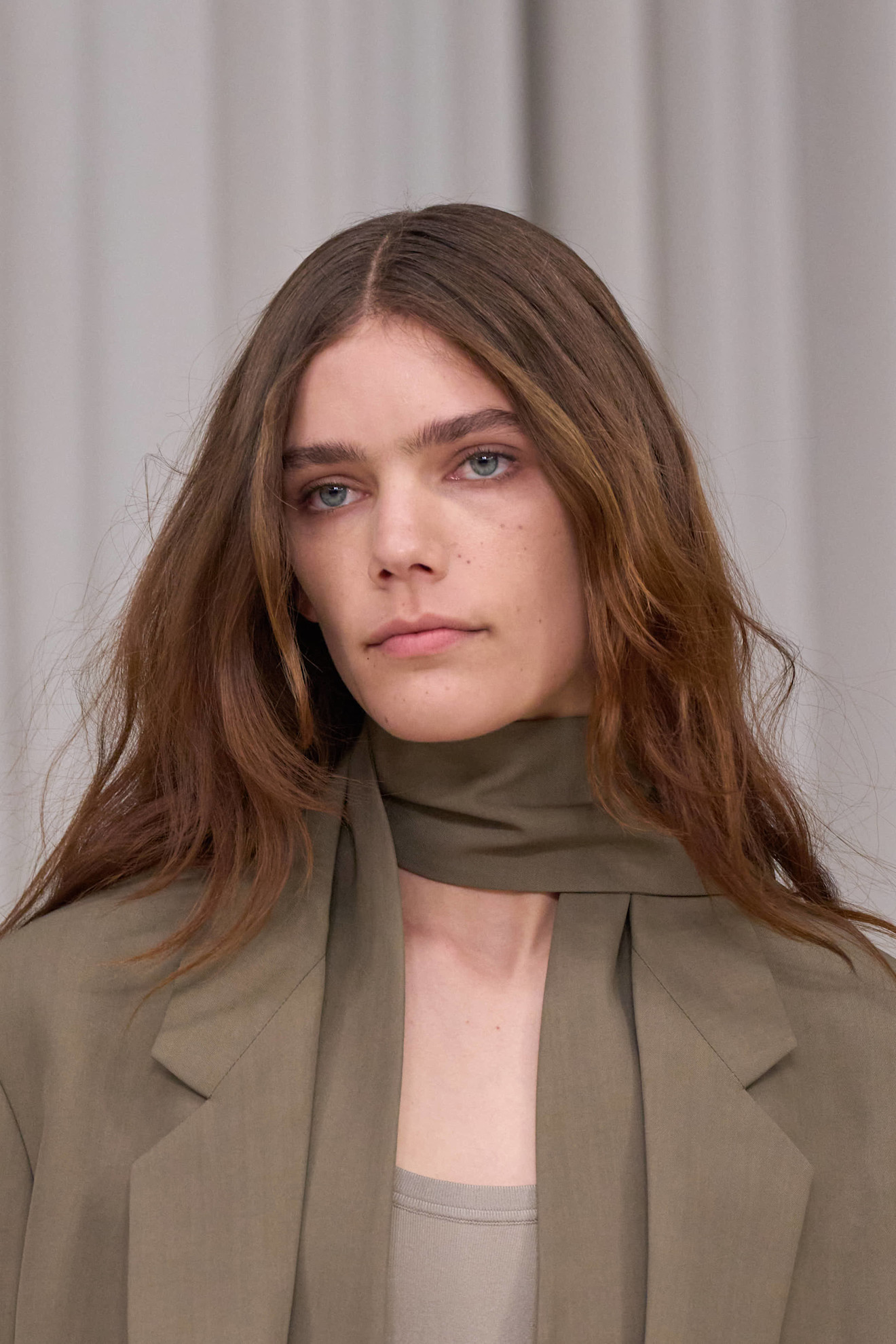 صبغات الشعر البني المتموج من دار Ferragamo