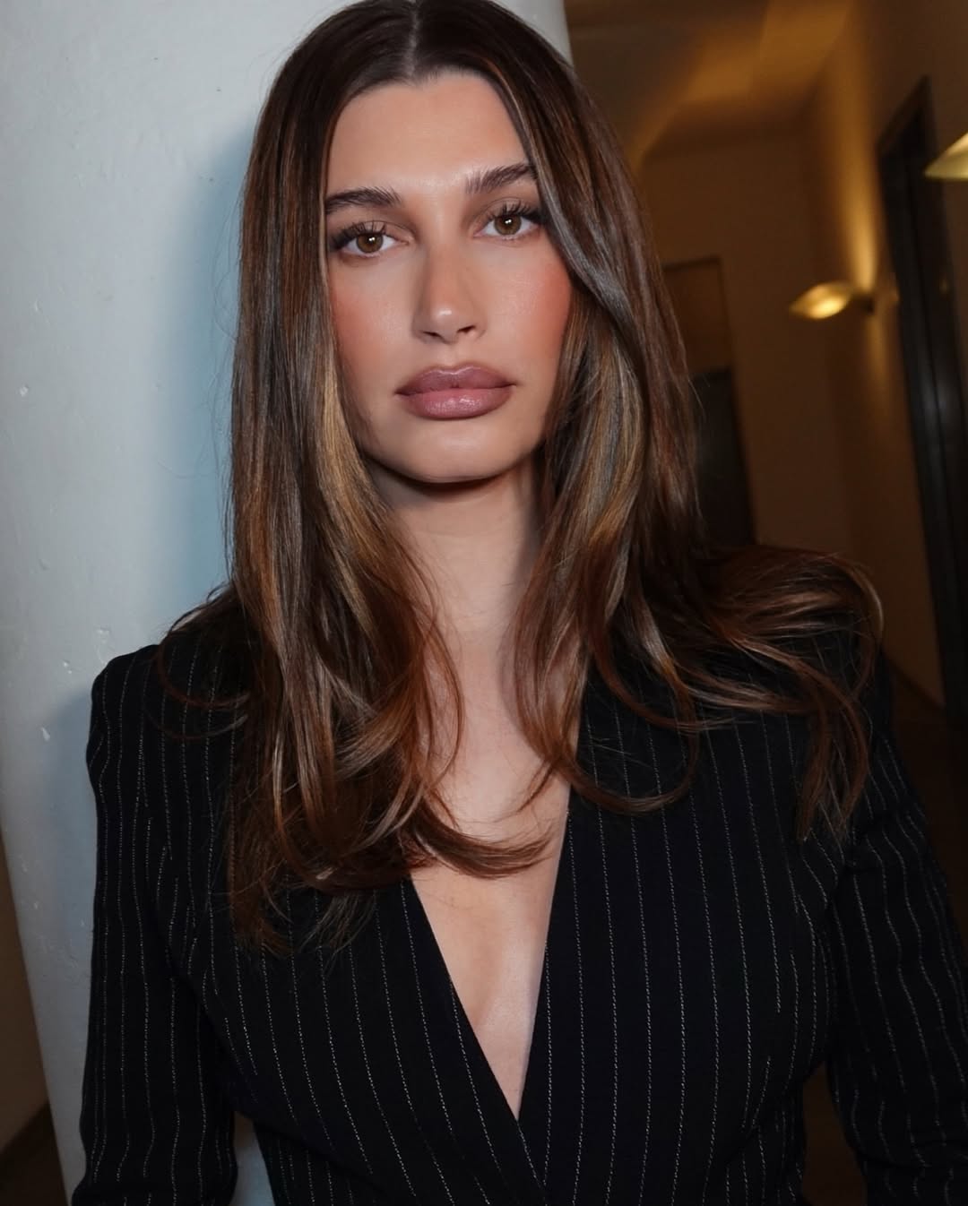 صبغات الشعر البني بتدرجاته الكستنائية من وحي Hailey Bieber