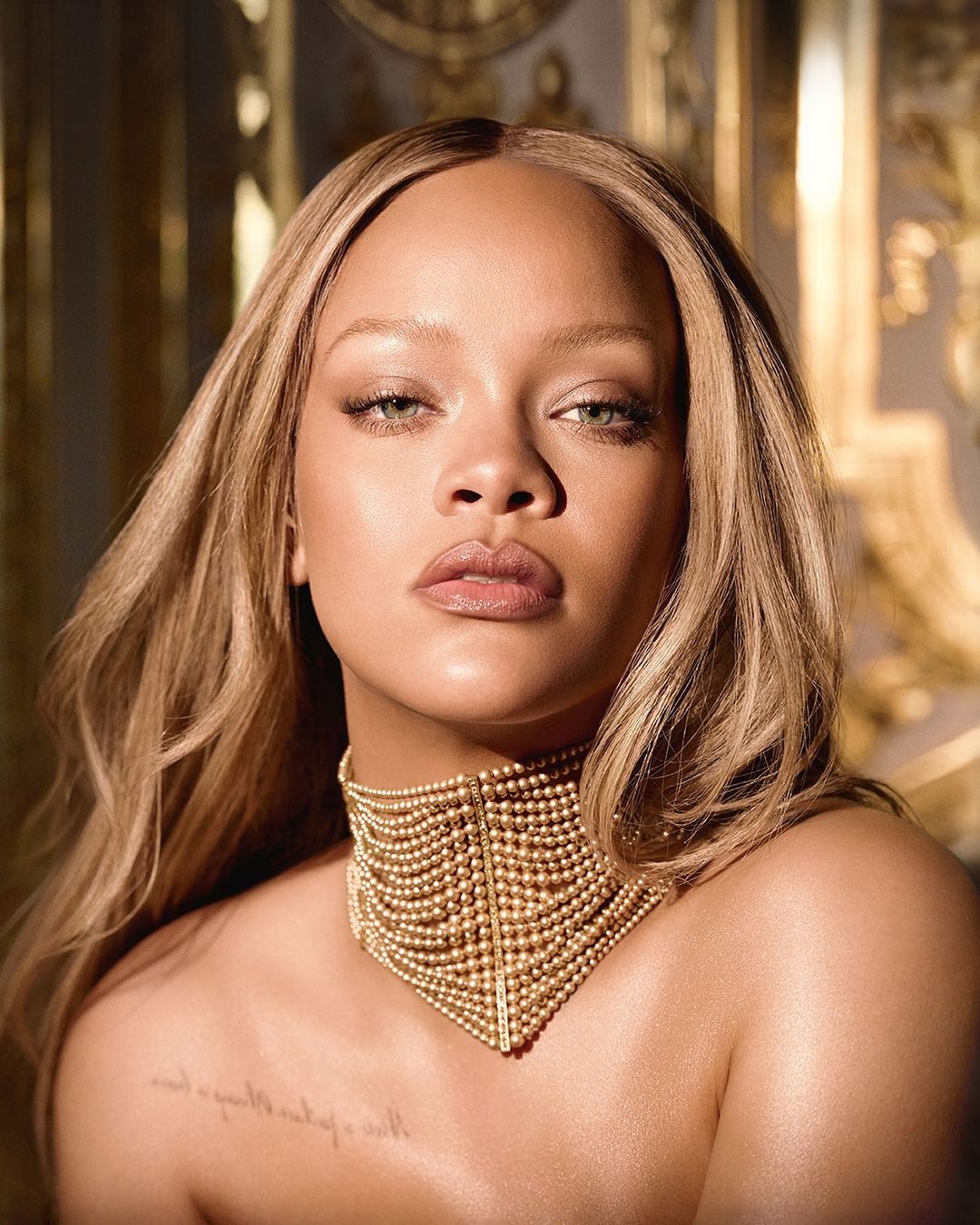 صبغات شعر فاتحة وجريئة بأسلوب Rihanna