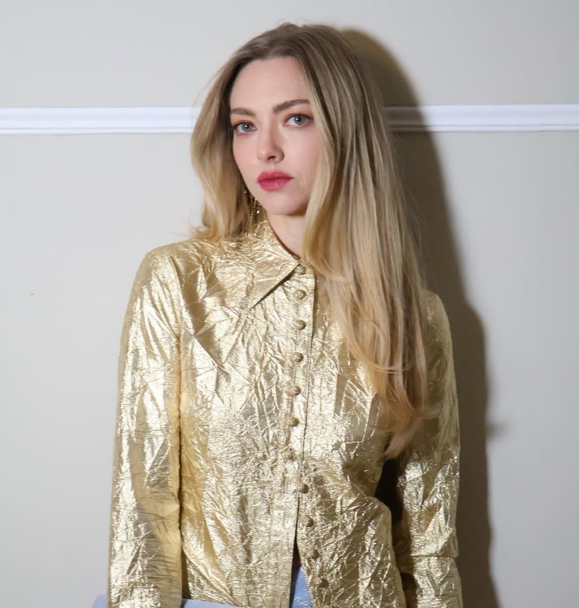 صبغات شعر مدموجة بين الذهبي والرمادي من دار Amanda Seyfried