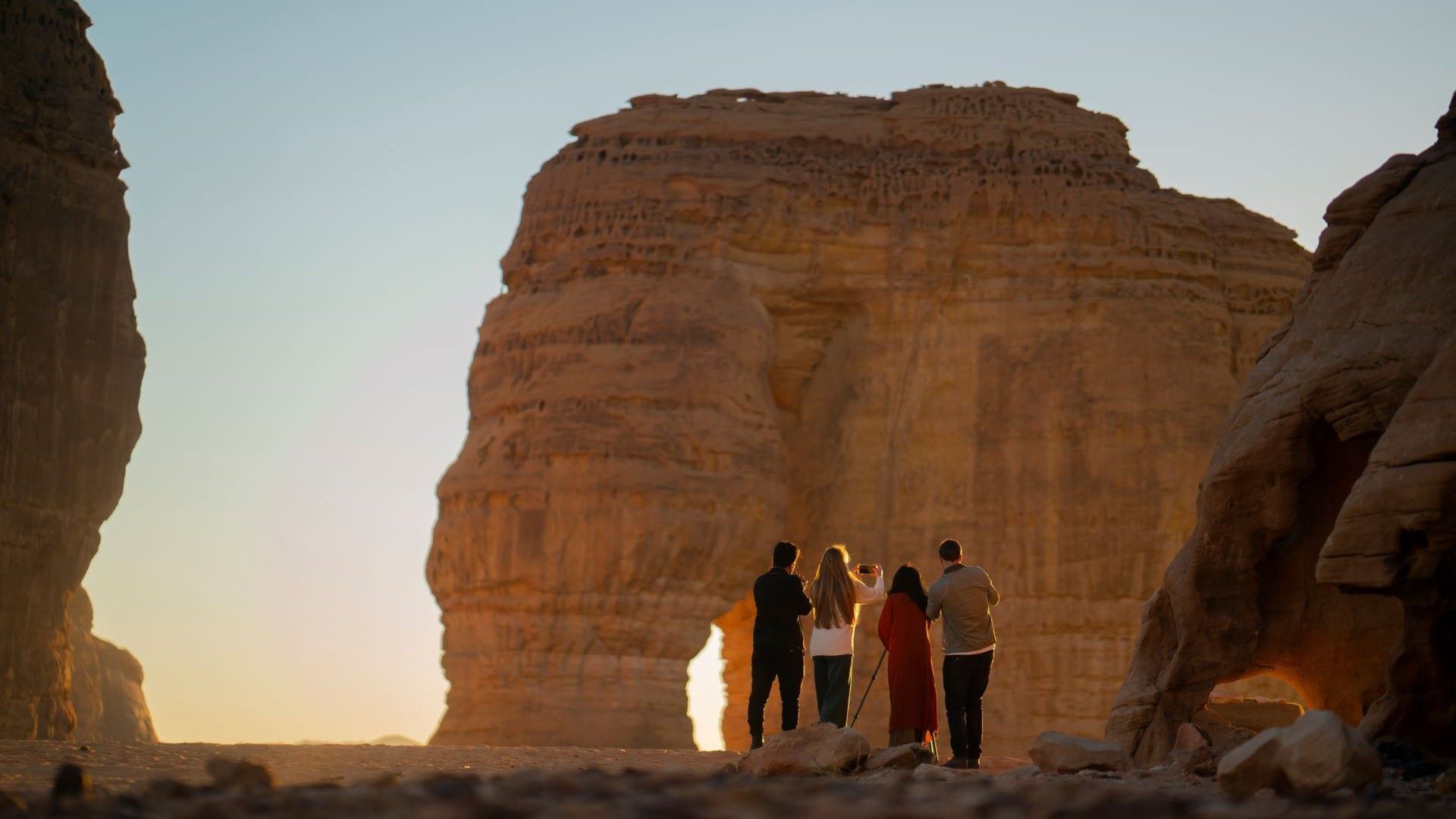 صخرة الفيل تقف شاهدة على منظر ساحر لشروق الشمس