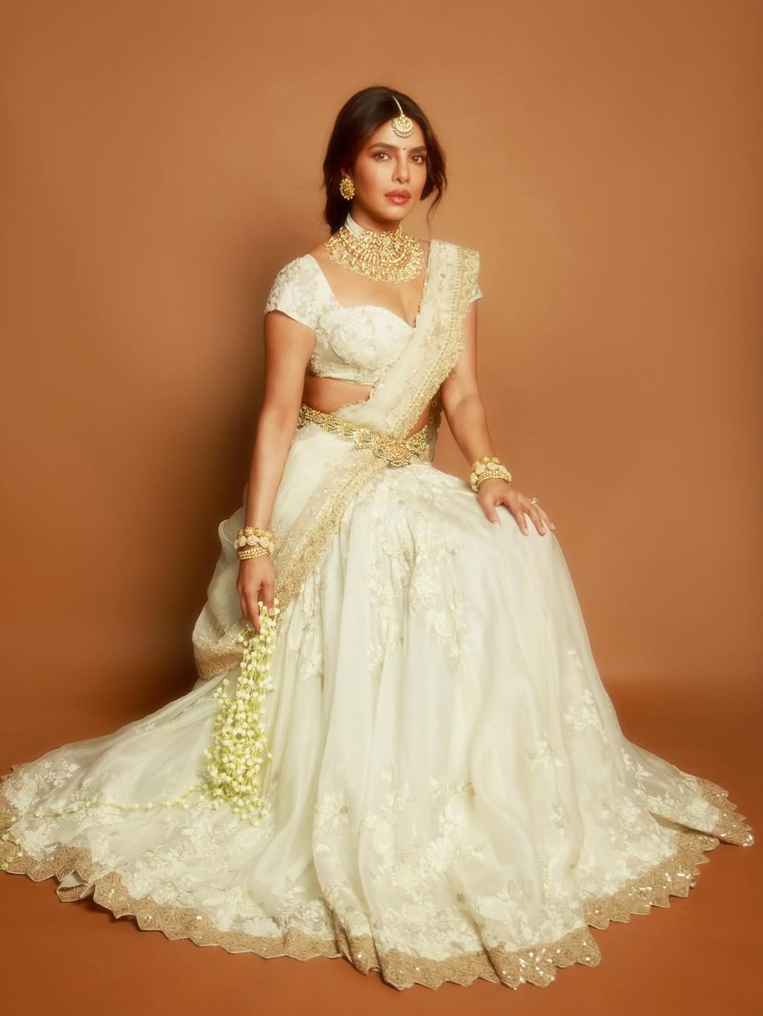 صمم ساري بريانكا بالتنورة الماكسي الواسعة بالخصر العالي