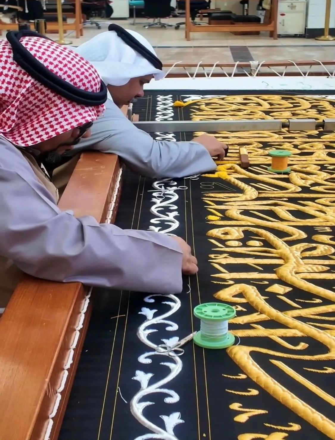 صناعة كسوة الكعبة المشرفة بأيادٍ سعودية محترفة