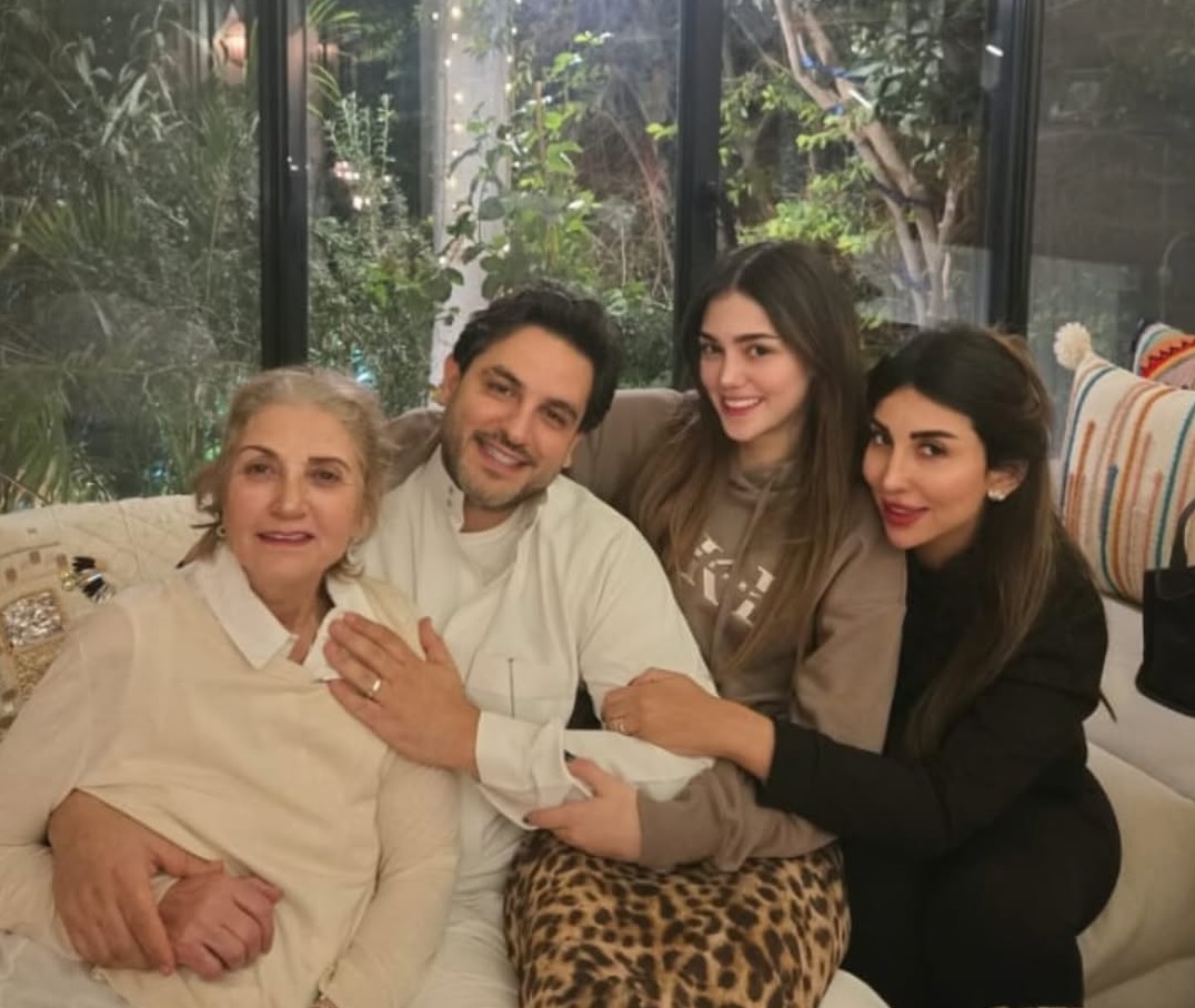 صورة أصالة أنس نصري مع العائلة