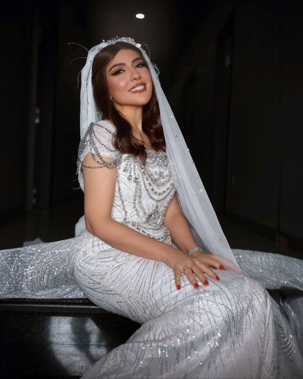صورة الفنانة مي كساب بلوك العروس في لوك مسرحية لها في الرياض