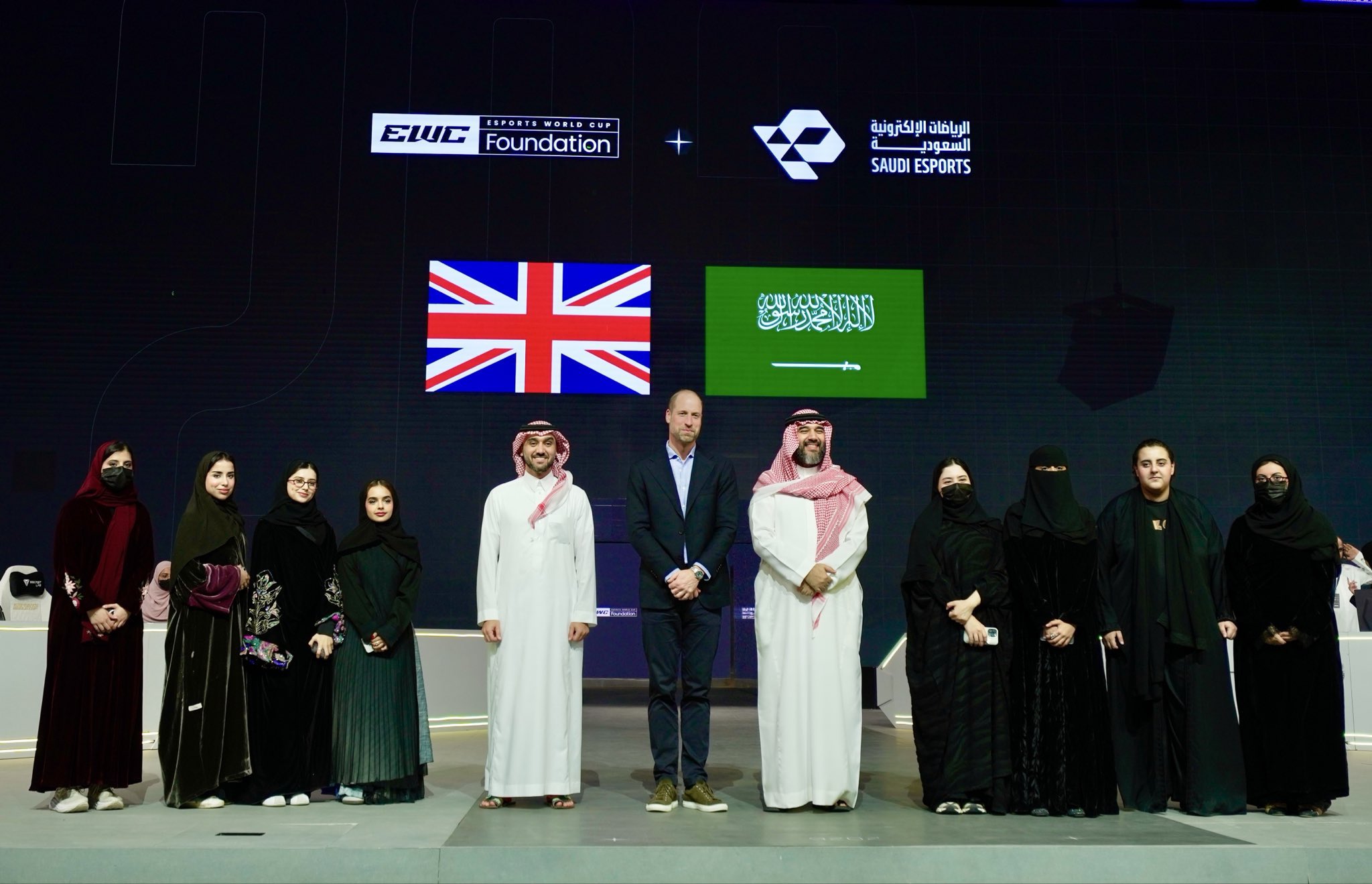 صورة تذكارية تجمع بين الأمير ويليام و الأمير عبدالعزيز بن تركي بن فيصل وزير الرياضة والأمير فيصل بن بندر بن سلطان