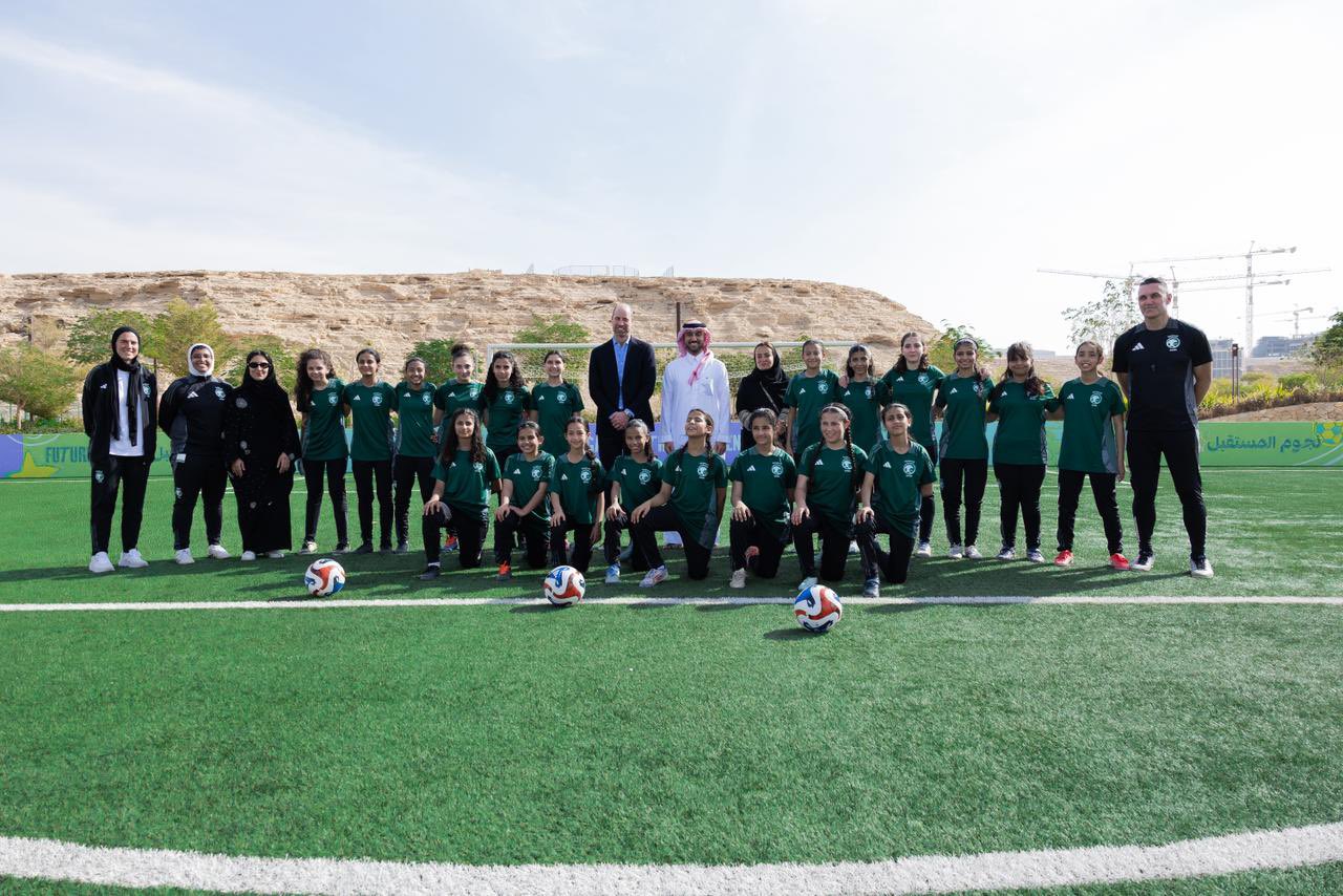 صورة جماعية تجمع الأمير ويليام باللاعبات السعوديات