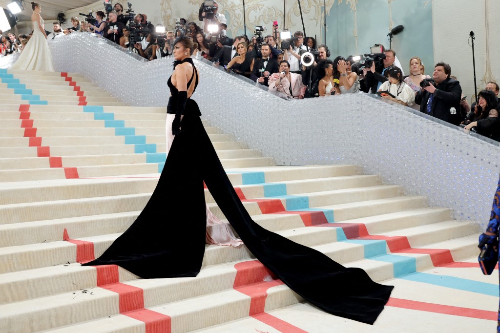 صورة لجينيفر لوبيز في حفل Met Gala 2023
