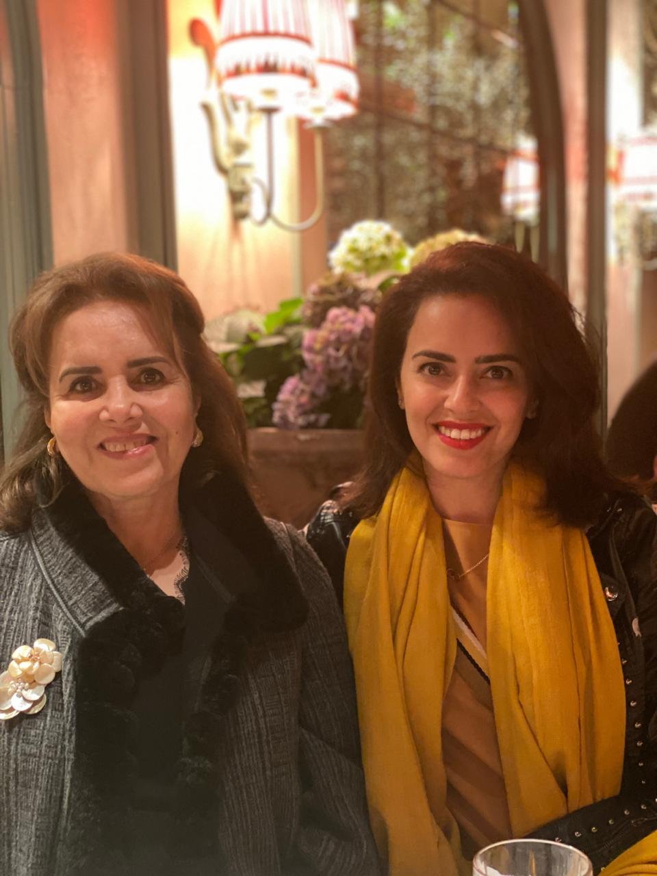 صورة لمناير الشارخ مع والدتها مضا الشارخ. 