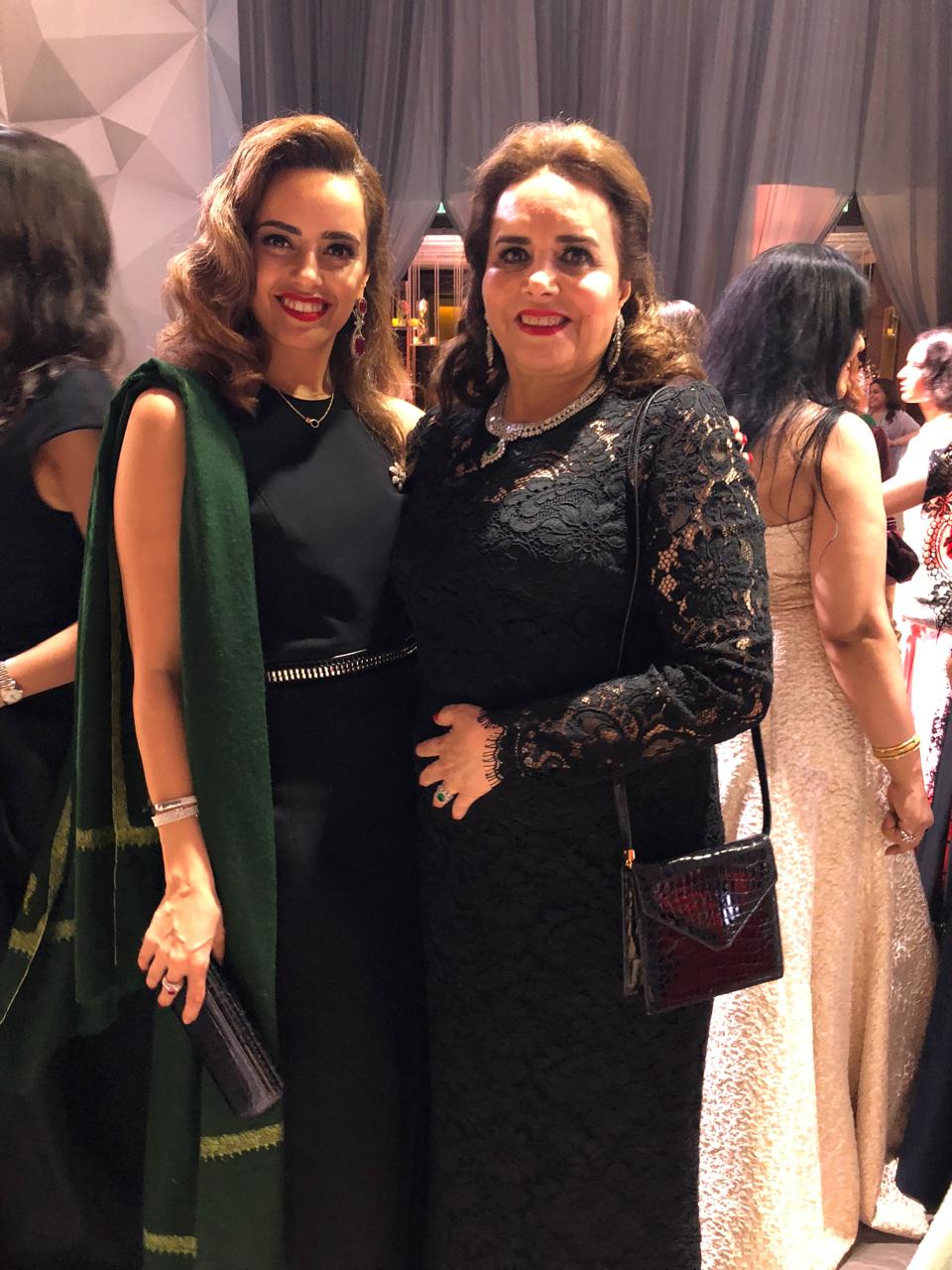 صورة لمناير الشارخ مع والدتها مضا الشارخ