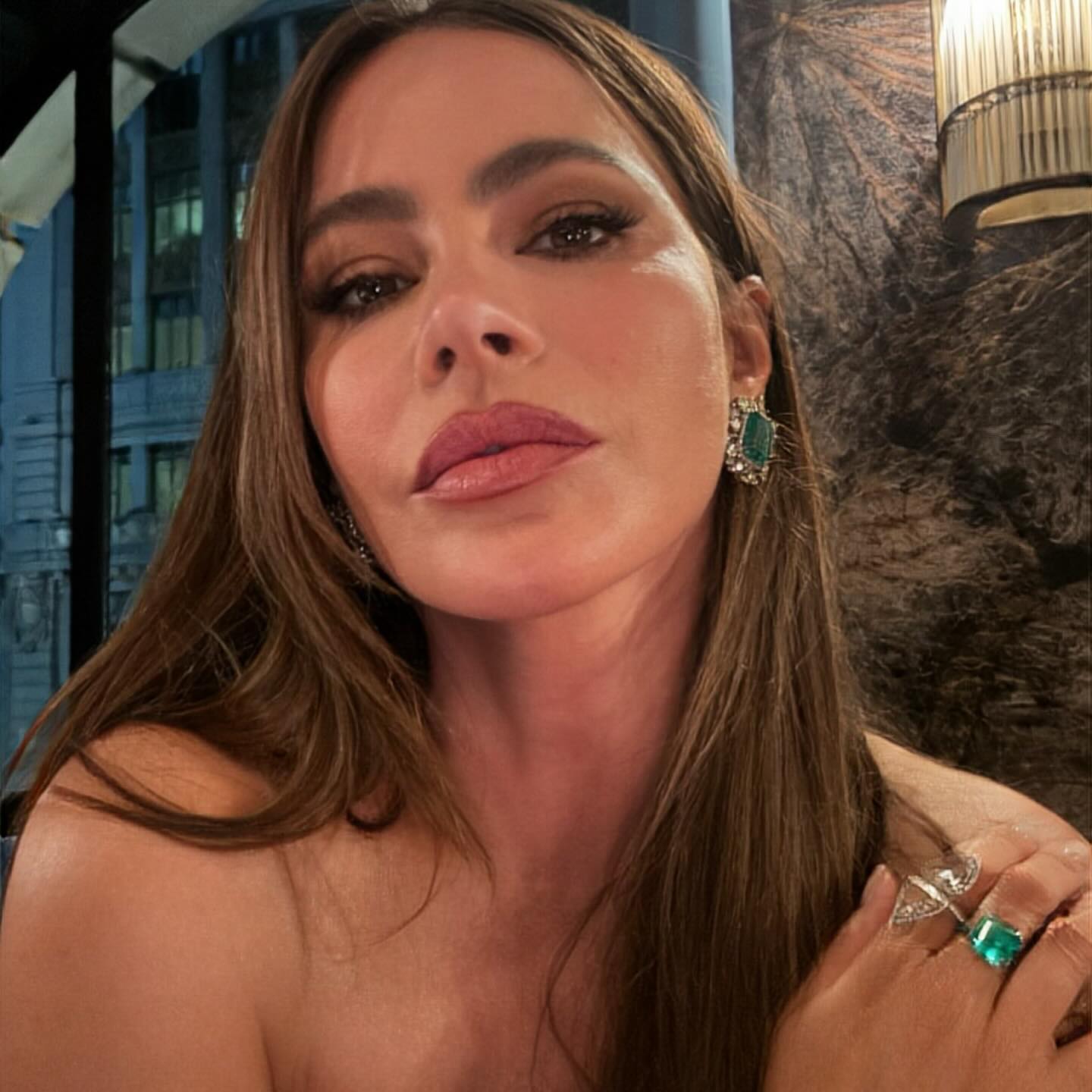 صوفيا فيرغارا Sofía Vergara بقطع مجوهرات فارهة من الزمرد الأخضر بلونه الخلاب