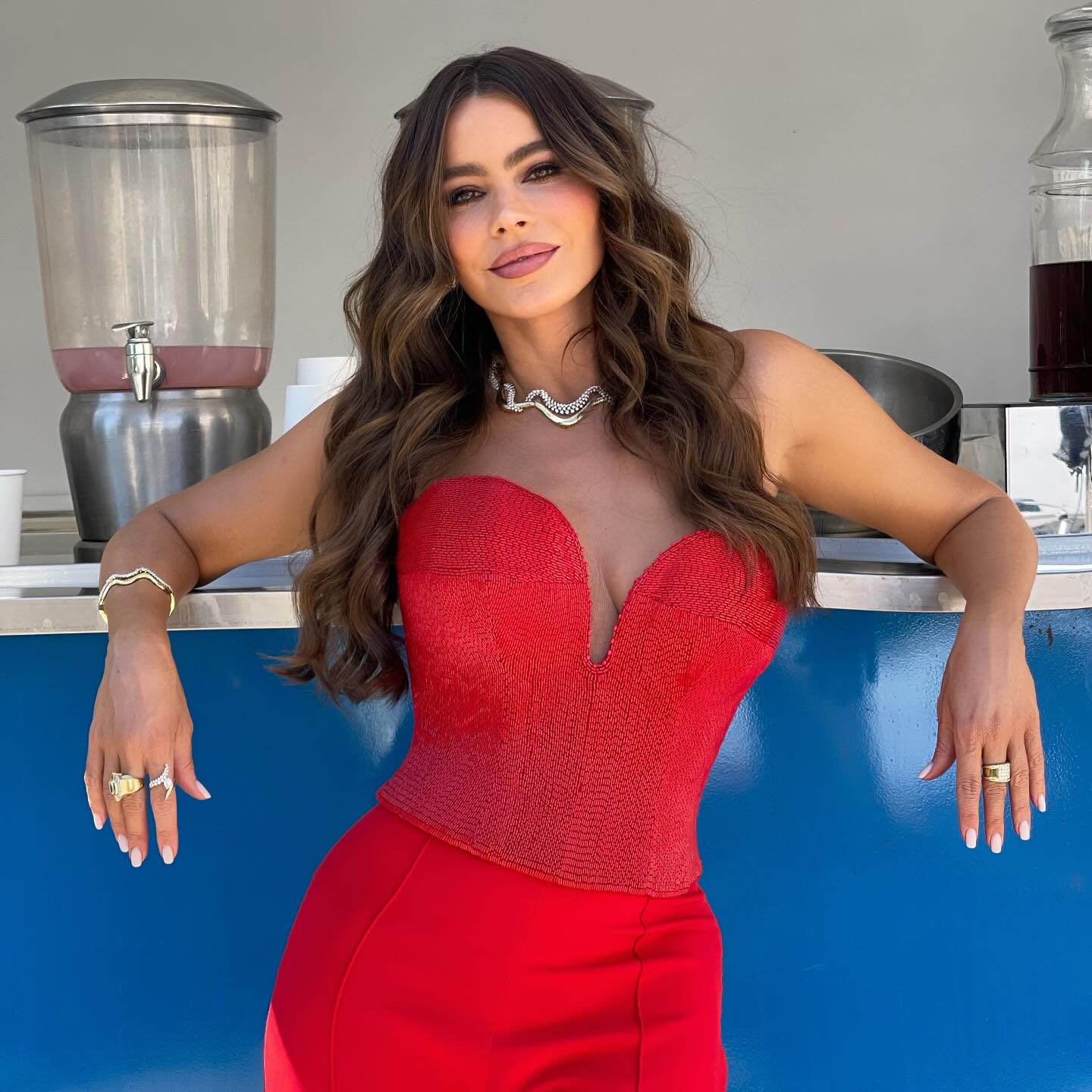 صوفيا فيرغارا Sofía Vergara بمجوهرات الذهب الأصفر المُزين بحبيبات الألماس البرّاقة