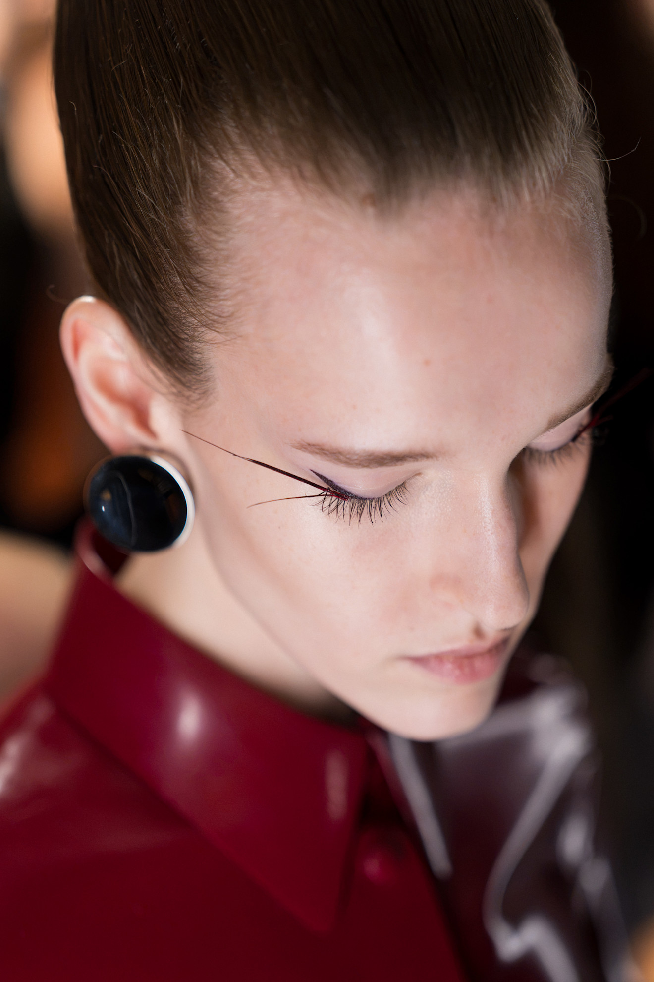 صيحات الرموش الطويلة والمستقيمة من دار Mugler