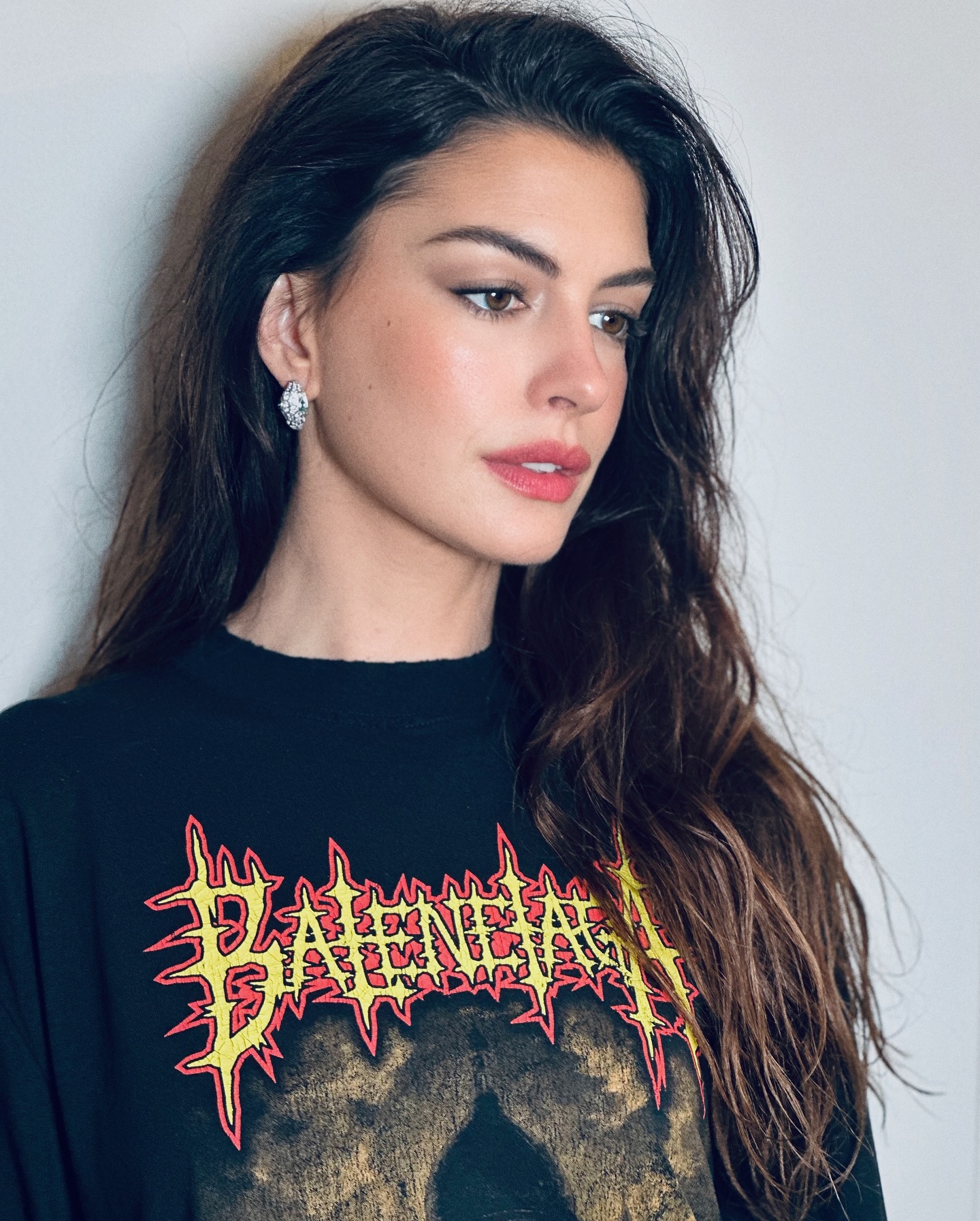 صيحات مكياج شتاء 2025 مع البلاشر البرونزية من وحي اطلالة الجميلة Anne Hathaway