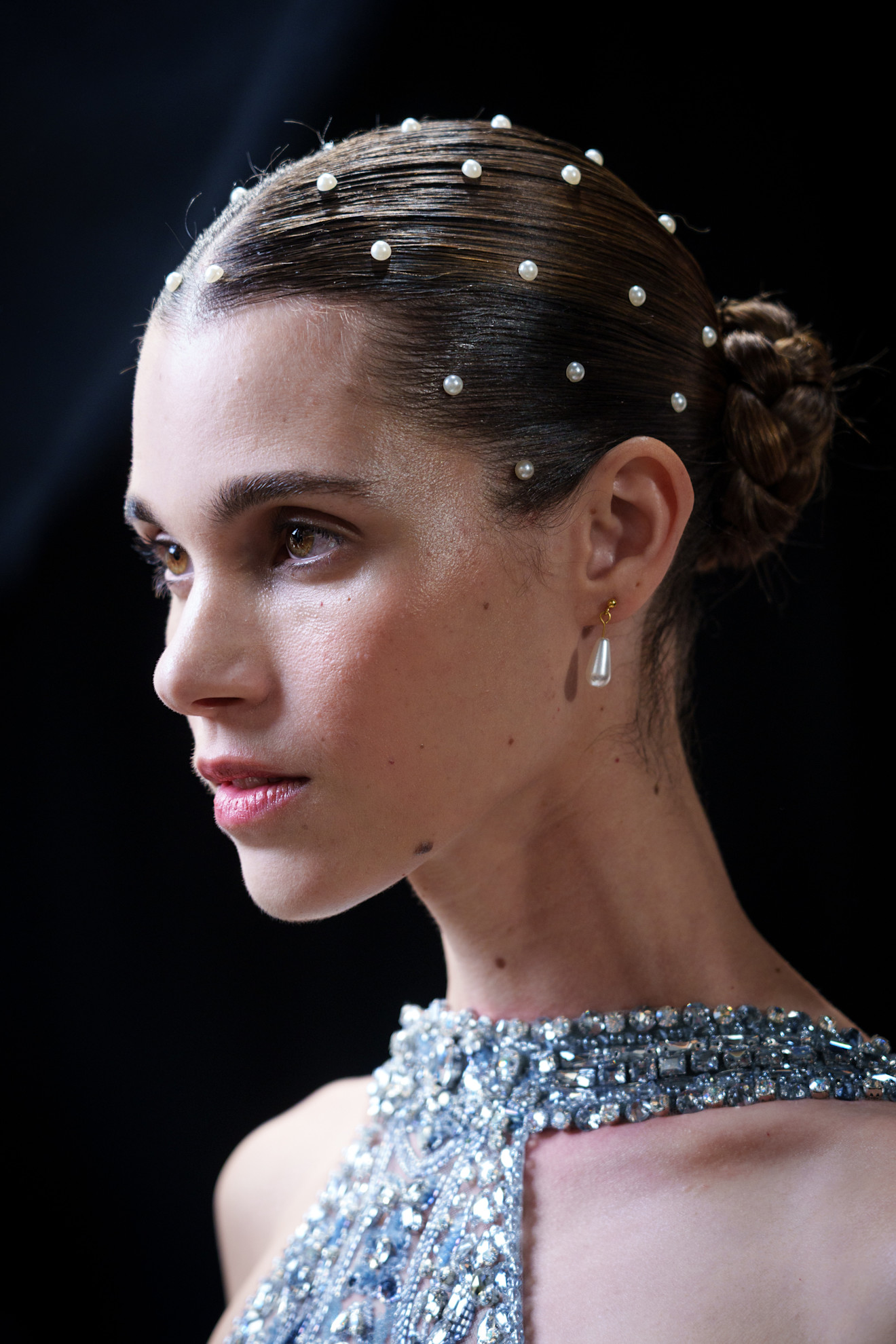 صيحة اكسسوارات اللؤلؤ مع تسريحات شعر الكعكة من دار Zuhair Murad