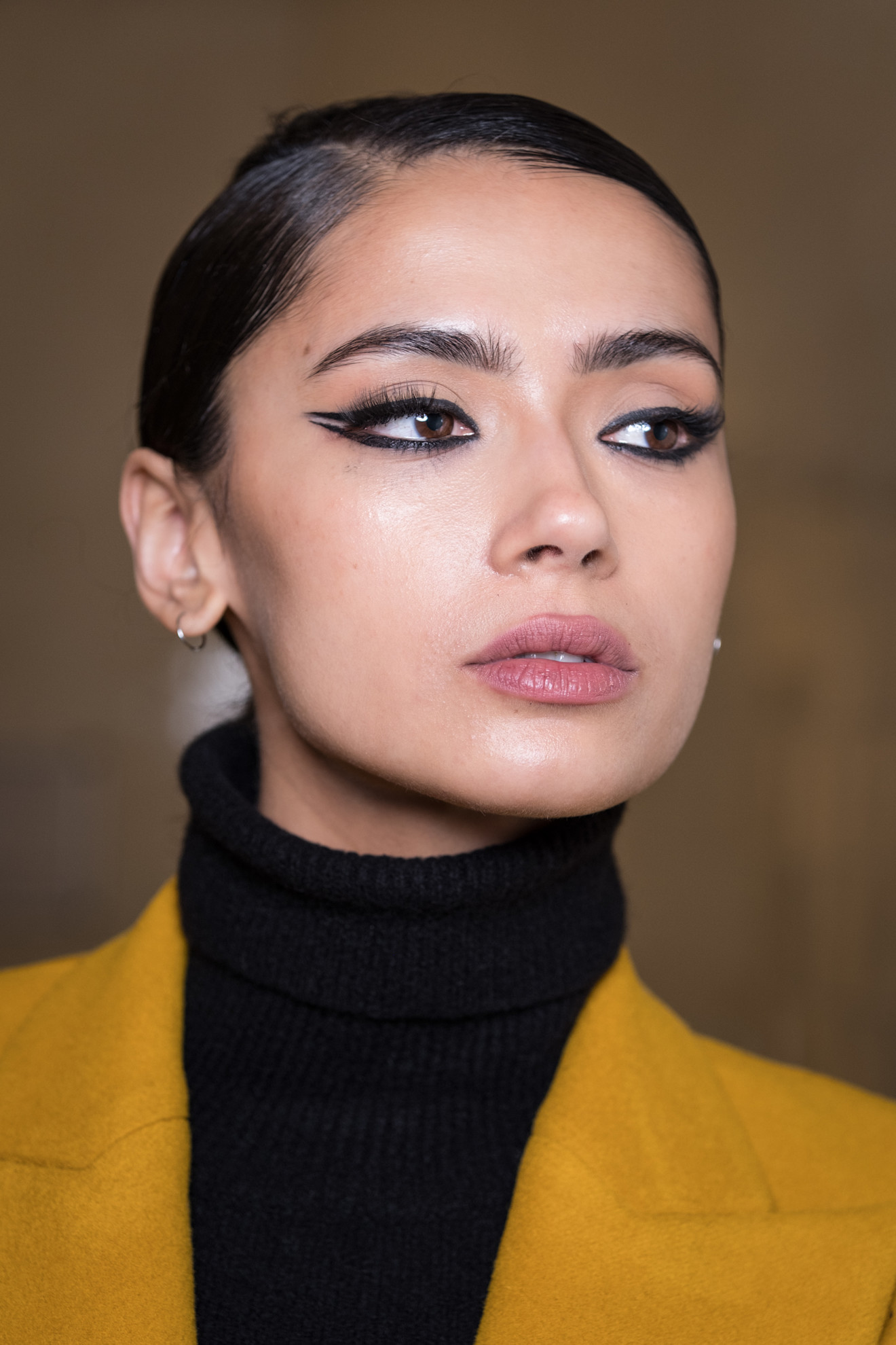 صيحة الآيلاينر الغرافيكي الاسود من دار Sergio Hudson