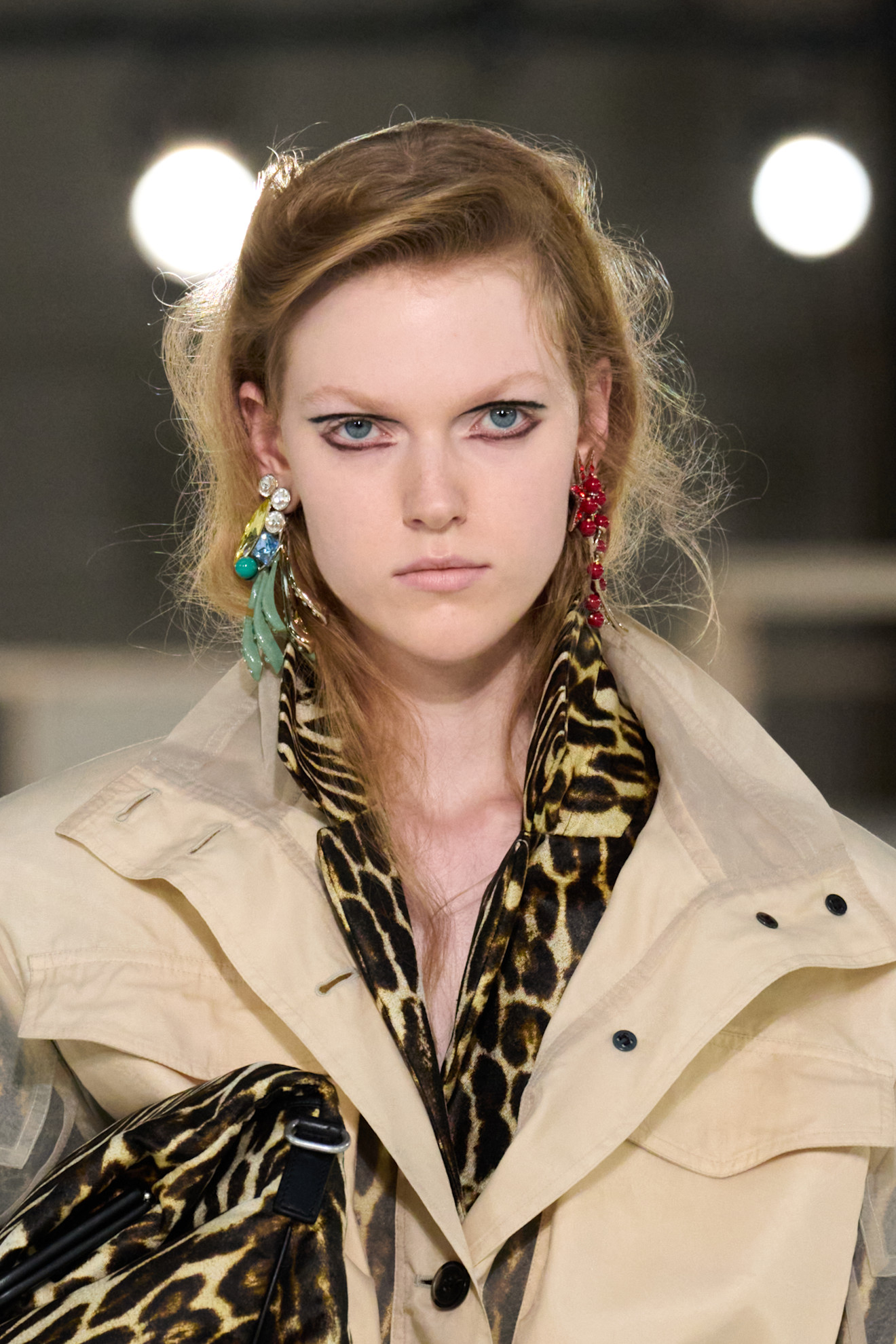 صيحة الآيلاينر الغرافيكي مع حبيبات الباييت من وحي دار Dries van Noten