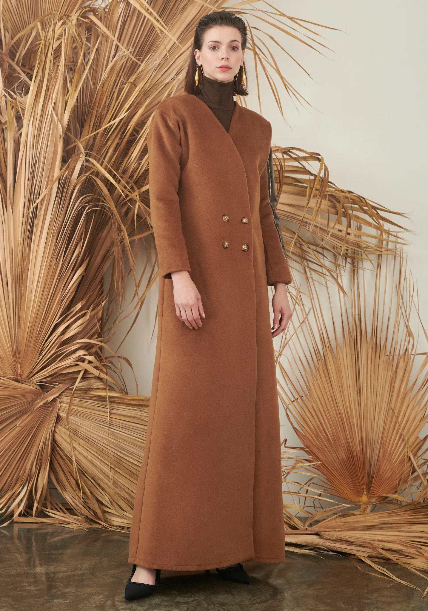 صيحة الأكتاف الجريئة بطريقة معاصرة من تصميم Nora AlShaikh