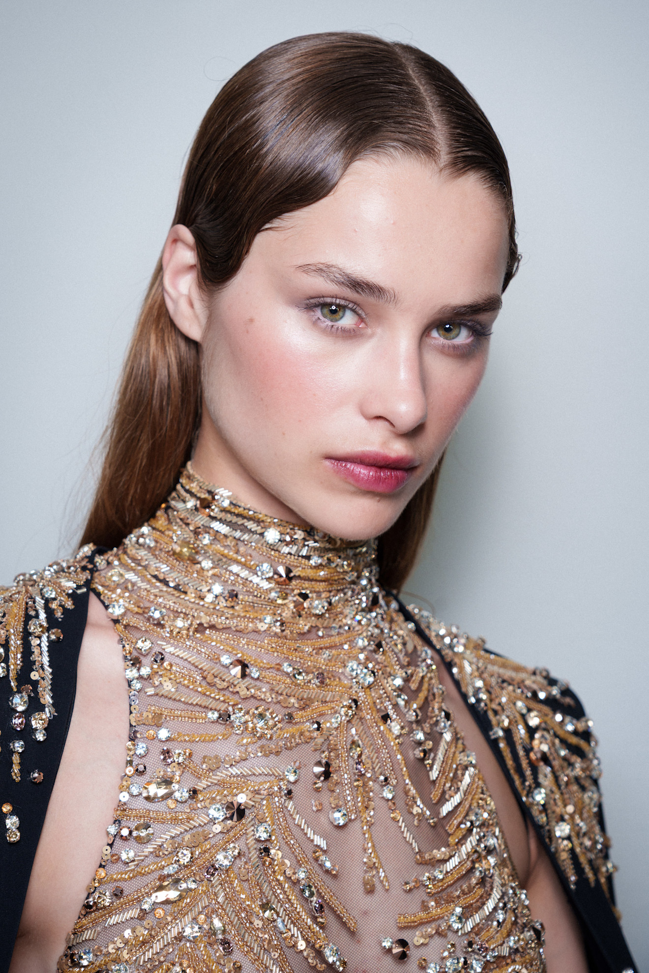 صيحة البلاشر البرونزي القوي بأسلوب Zuhair Murad