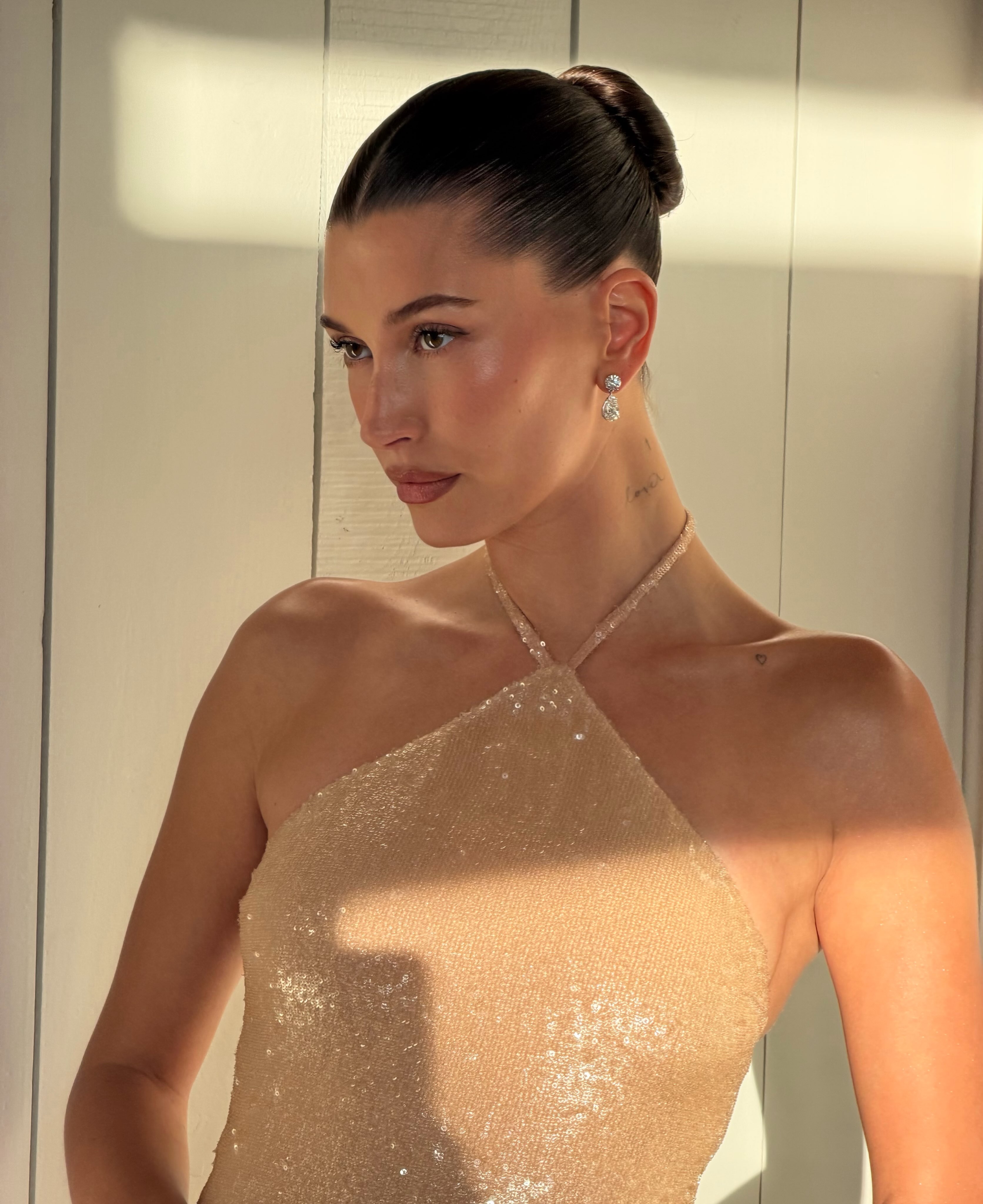 صيحة البلاشر الغلوسي والبرونزي بأسلوب  Hailey Bieber
