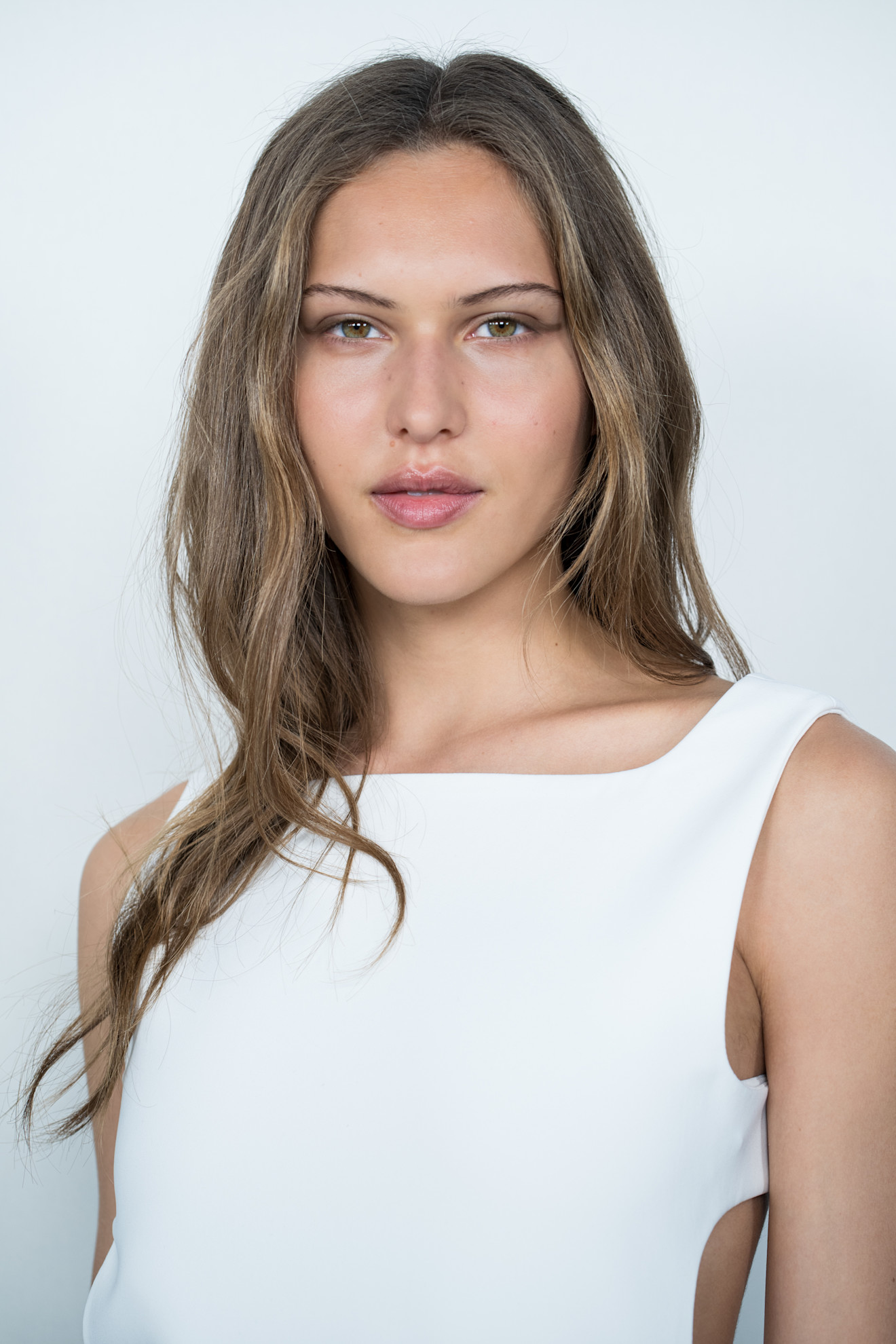 صيحة الخطوط البنية الرفيعة من دار Courreges