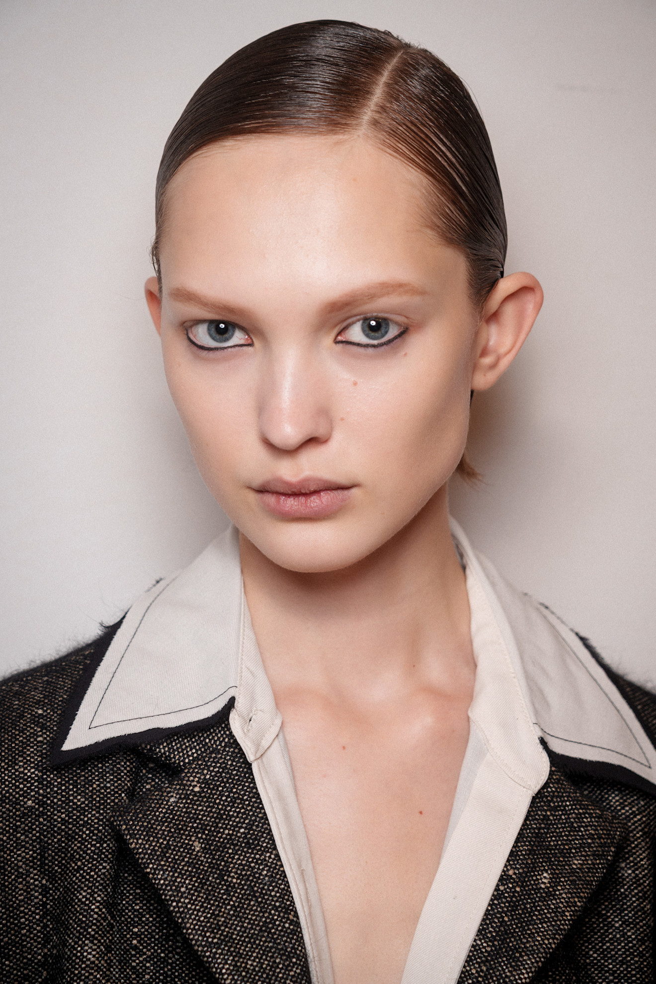 صيحة الخطوط السوداء الرفيعة من دار Ashlyn