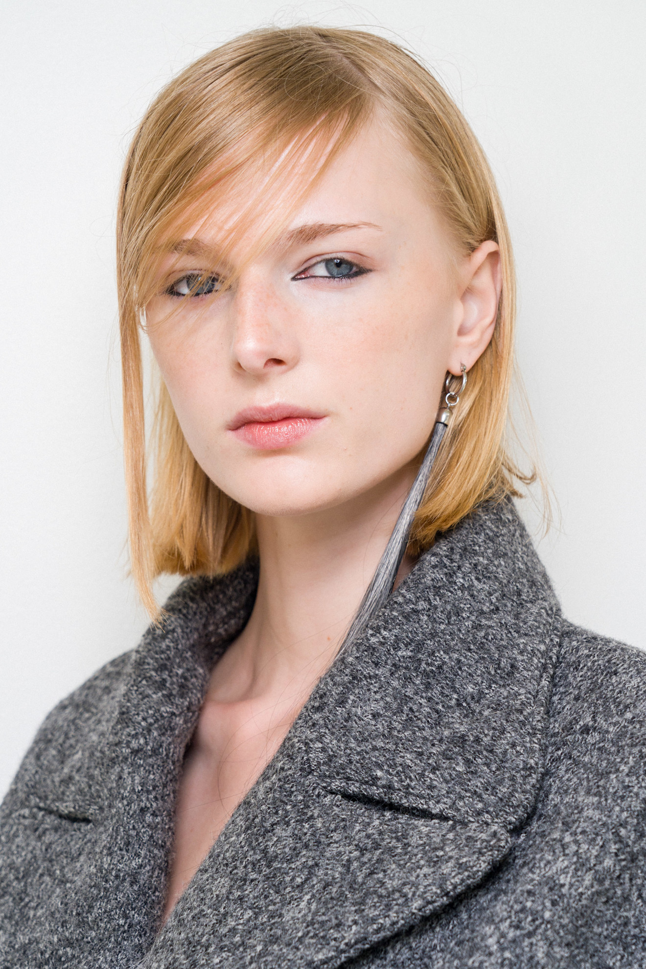 صيحة الخطوط السوداء الرفيعة من دار Maitrepierre