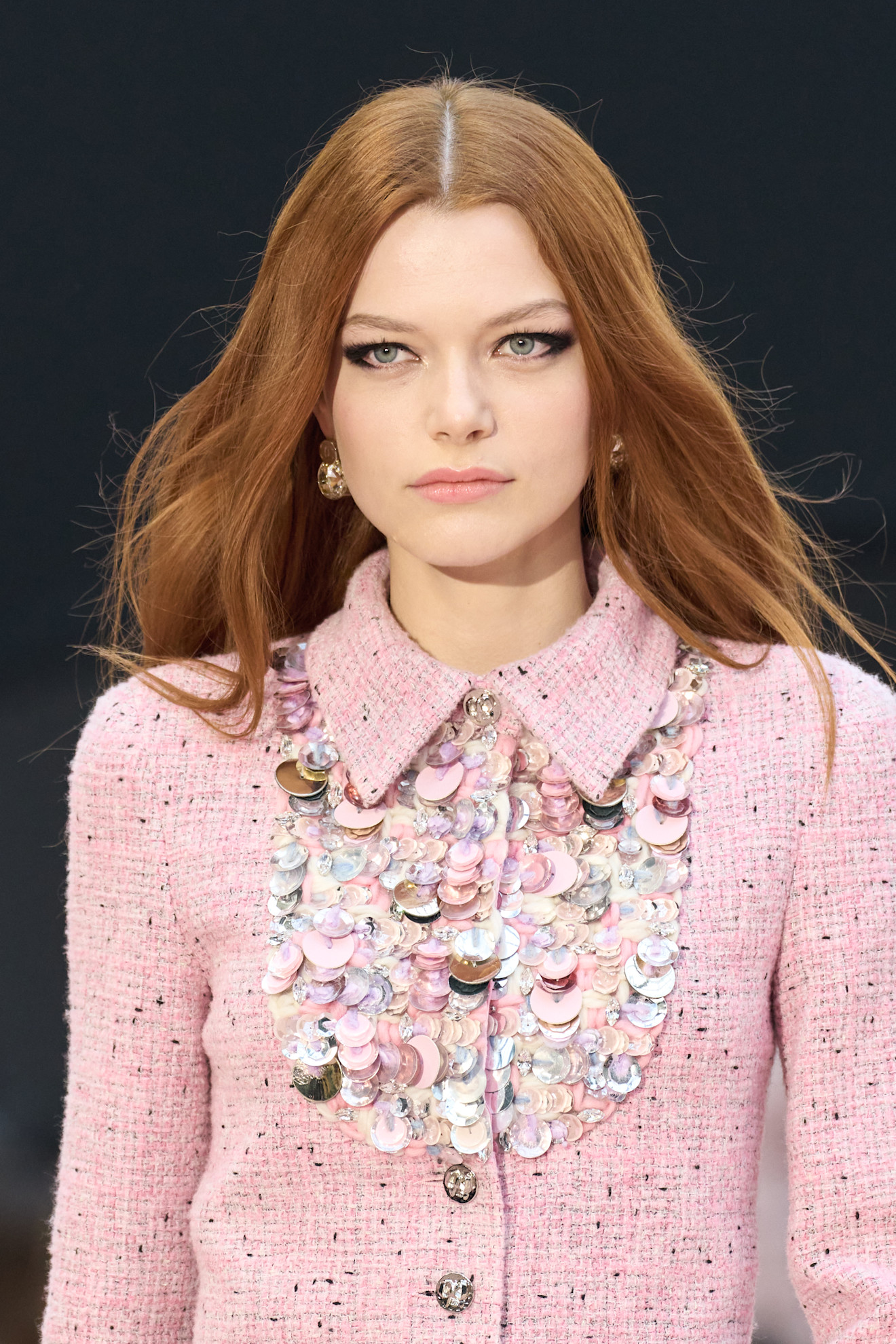 صيحة الخطوط السوداء العريضة من دار CHANEL