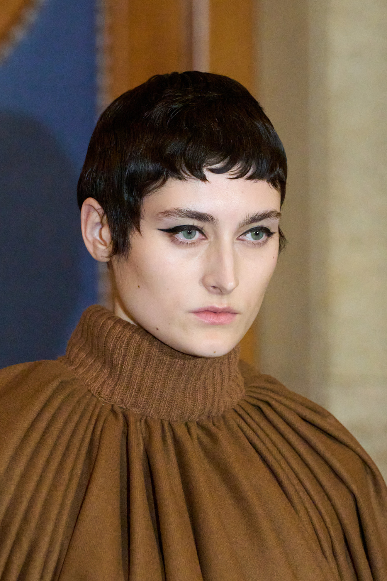 صيحة الخطوط السوداء العريضة من دار Mossi