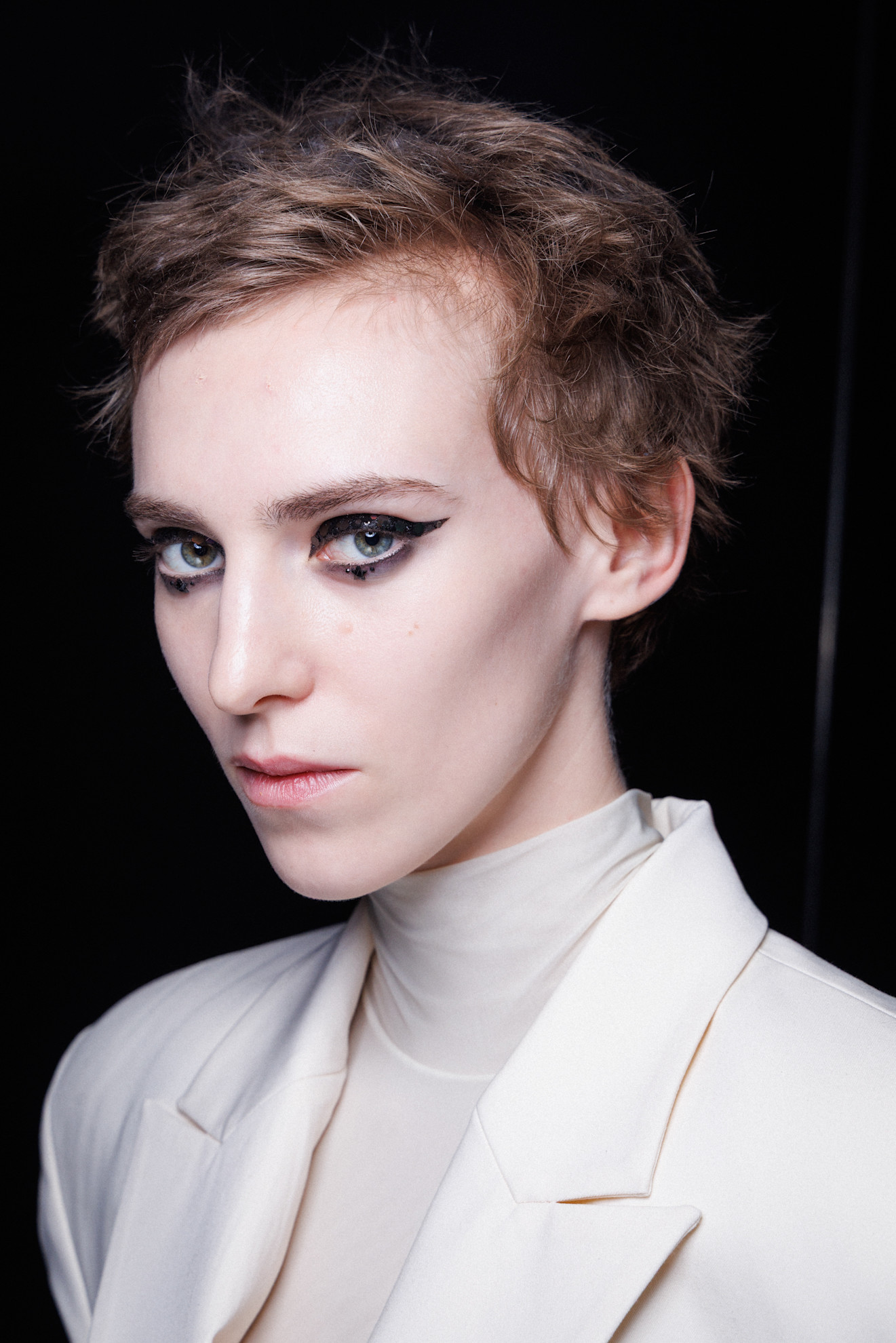 صيحة الخطوط السوداء مع الستراس من دار Aniye Records