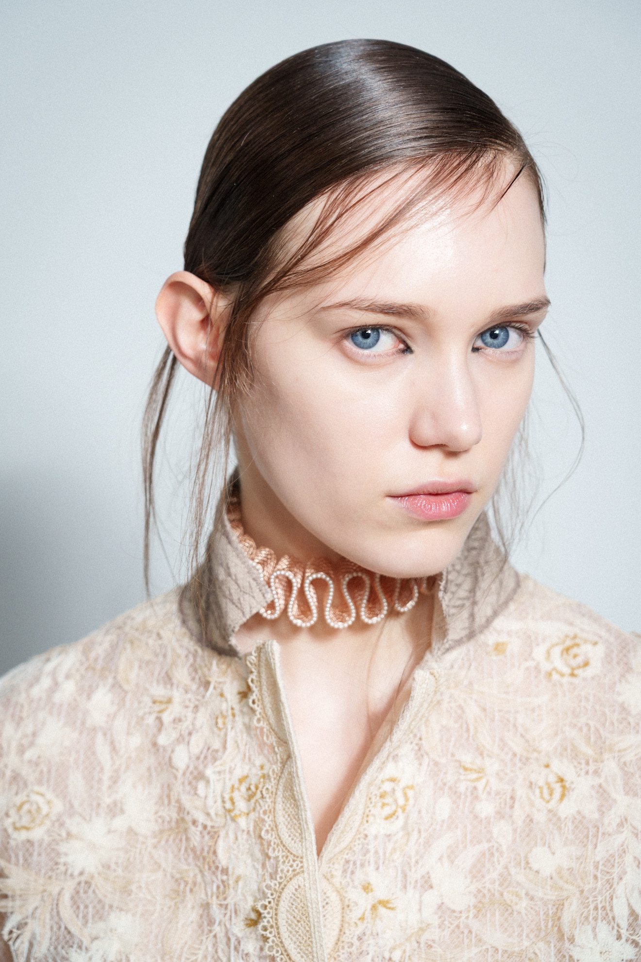 صيحة الخطوط السوداء والرفيعة على الجفون الداخلية من دار ديور Dior