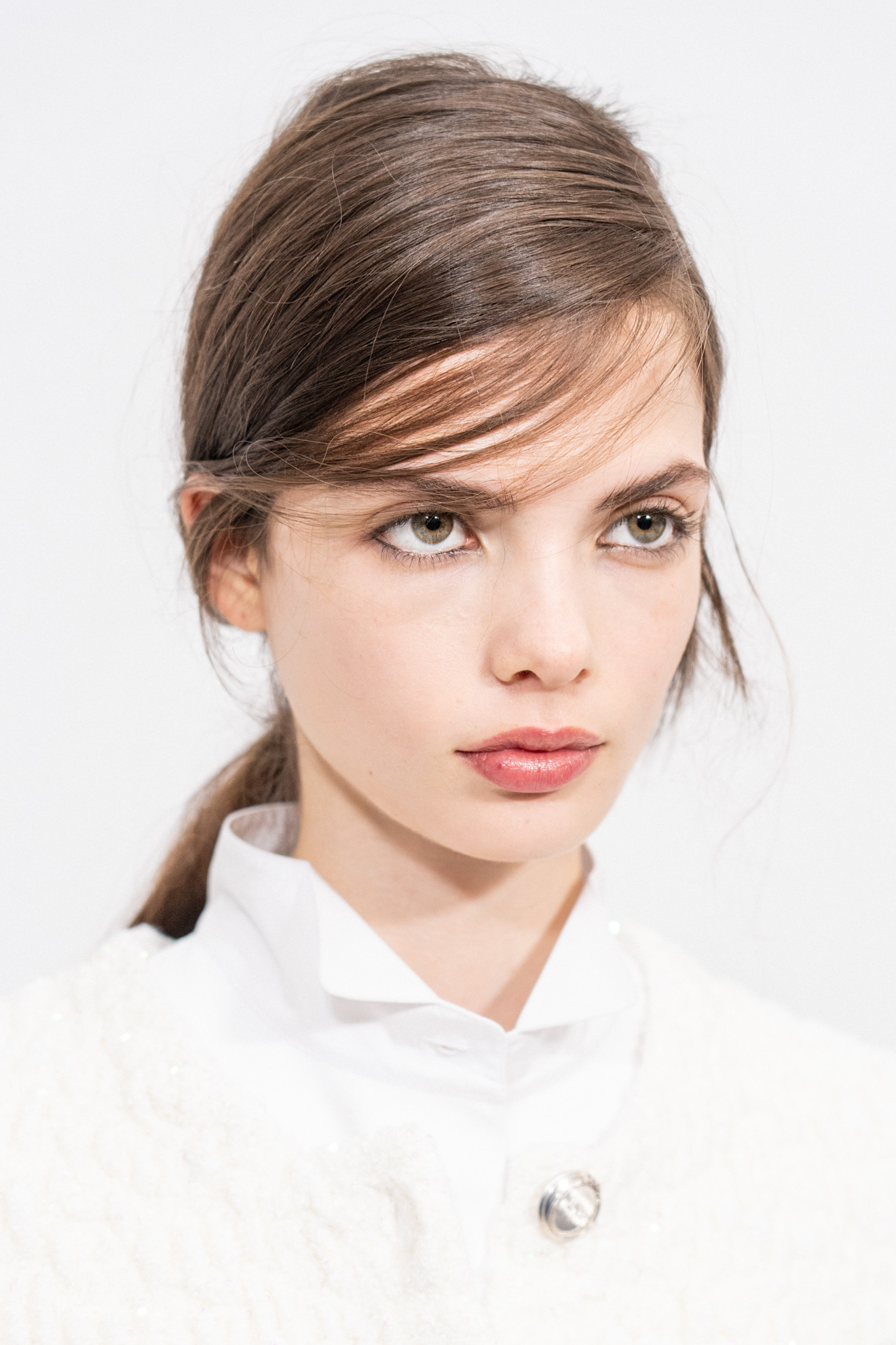 صيحة الخطوط السوداء والرفيعة على الجفون الداخلية من دار Christian Dior