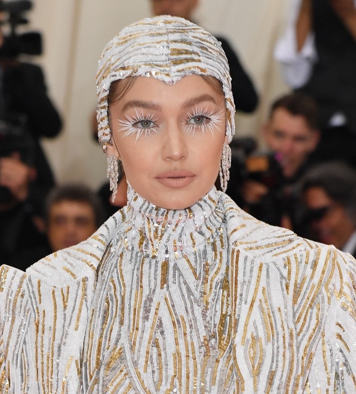 اطلالة Gigi Hadid بصيحة الرموش البيضاء